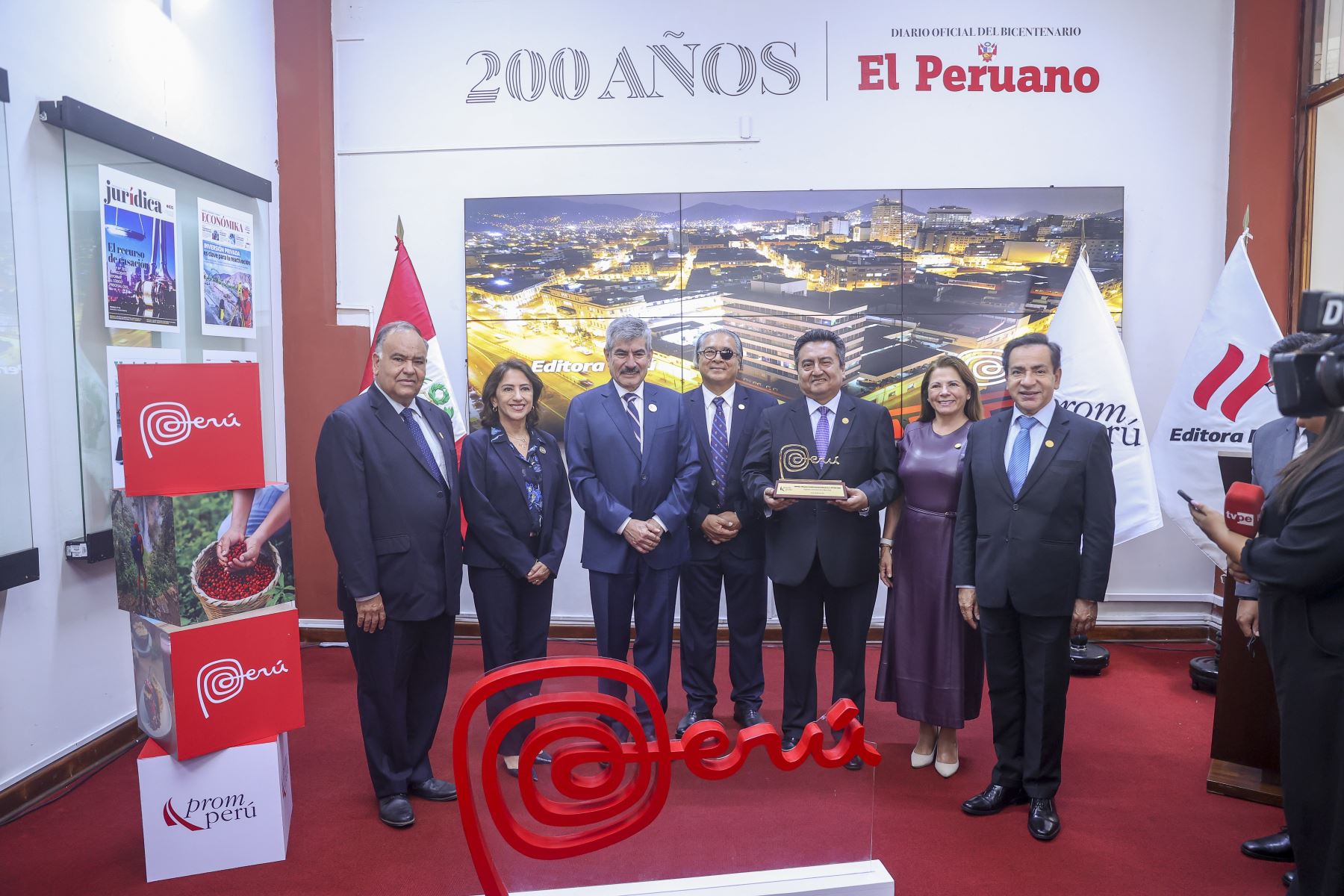 Lima - 26 octubre 2026. Editora Perú recibe la licencia de uso de la Marca Perú en una ceremonia con la participación del ministro de Comercio Exterior y Turismo, Rogers Valencia; la presidenta ejecutiva de Promperú, Teresa Mera Gómez; el presidente del directorio de Editora Perú, Hugo Aguirre Castañeda, y su gerente general, Félix Paz Quiroz. El reconocimiento destaca el aporte del Diario Oficial El Peruano y la Agencia Andina a la información y la identidad nacional. Foto: ANDINA/Andrés Valle