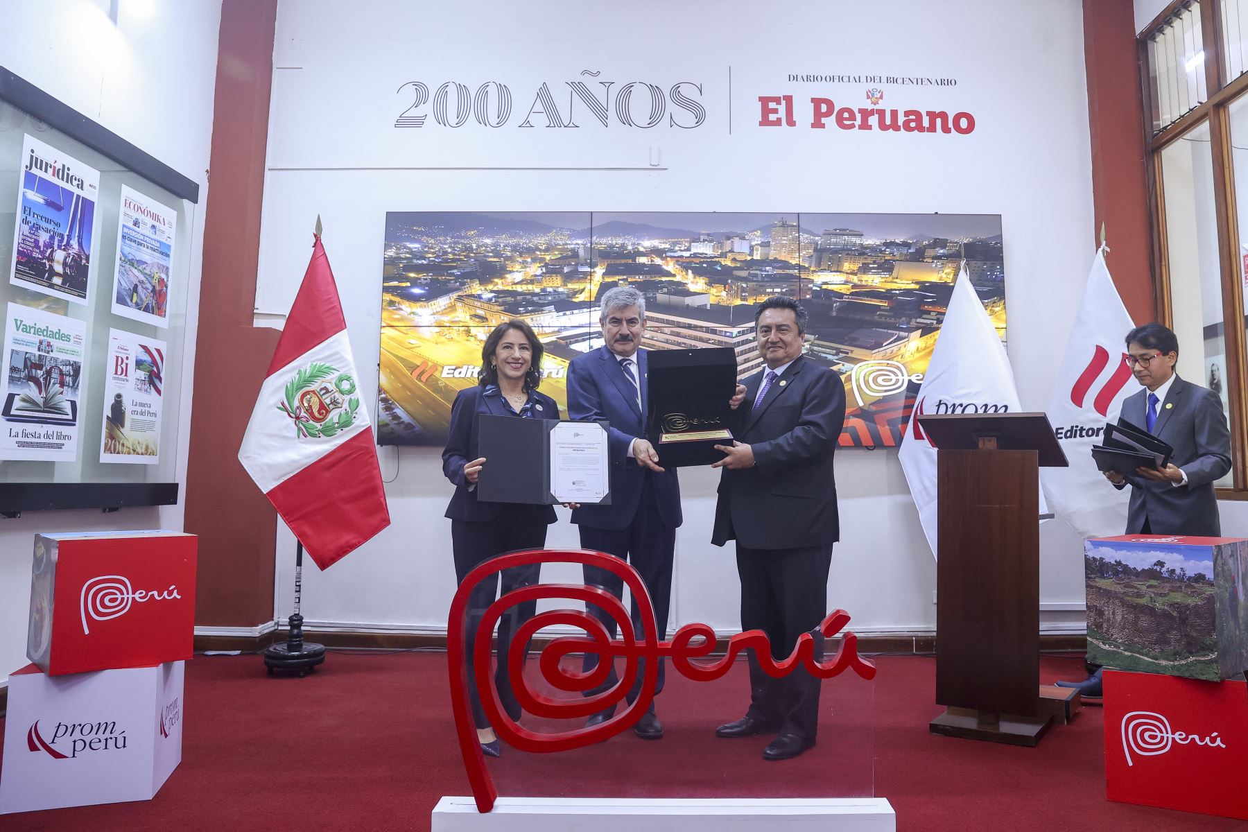 Lima - 26 octubre 2026. Editora Perú recibe la licencia de uso de la Marca Perú en una ceremonia con la participación del ministro de Comercio Exterior y Turismo, Rogers Valencia; la presidenta ejecutiva de Promperú, Teresa Mera Gómez; el presidente del directorio de Editora Perú, Hugo Aguirre Castañeda, y su gerente general, Félix Paz Quiroz. El reconocimiento destaca el aporte del Diario Oficial El Peruano y la Agencia Andina a la información y la identidad nacional. Foto: ANDINA/Andrés Valle