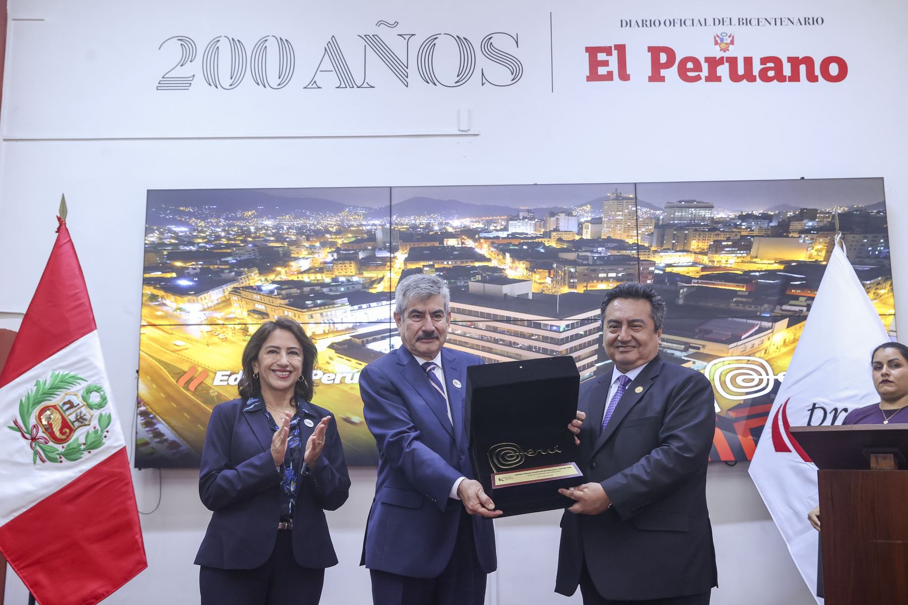 Lima - 26 octubre 2026. Editora Perú recibe la licencia de uso de la Marca Perú en una ceremonia con la participación del ministro de Comercio Exterior y Turismo, Rogers Valencia; la presidenta ejecutiva de Promperú, Teresa Mera Gómez; el presidente del directorio de Editora Perú, Hugo Aguirre Castañeda, y su gerente general, Félix Paz Quiroz. El reconocimiento destaca el aporte del Diario Oficial El Peruano y la Agencia Andina a la información y la identidad nacional. Foto: ANDINA/Andrés Valle