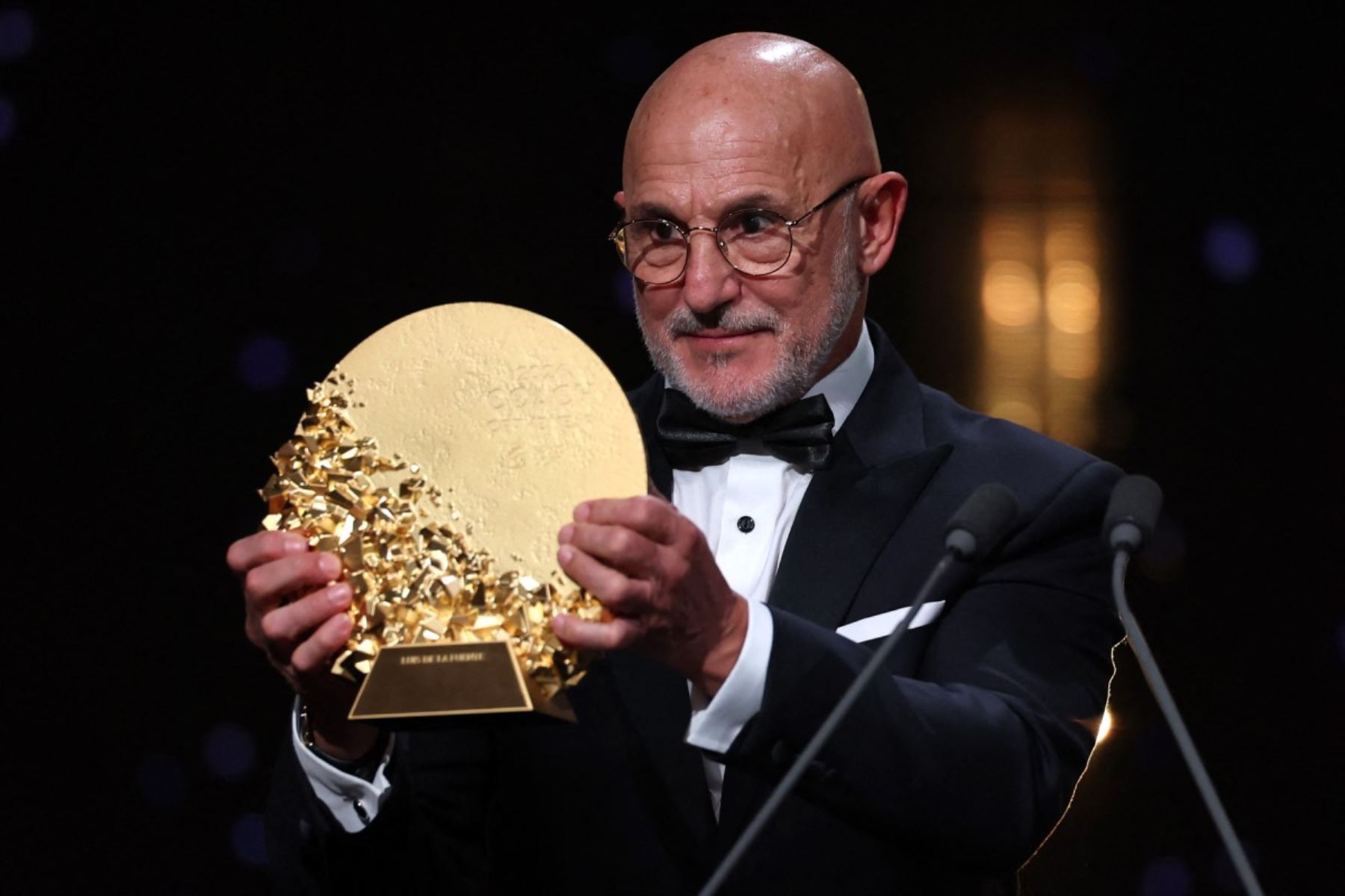 La ceremonia del Balón de Oro 2026 también distinguió a los mejores entrenadores de la temporada. El seleccionador español Luis de la Fuente y el técnico del Barcelona femenino, Pere Romeu, fueron los ganadores del Trofeo Johan Cruyff en sus respectivas categorías. Foto: AFP