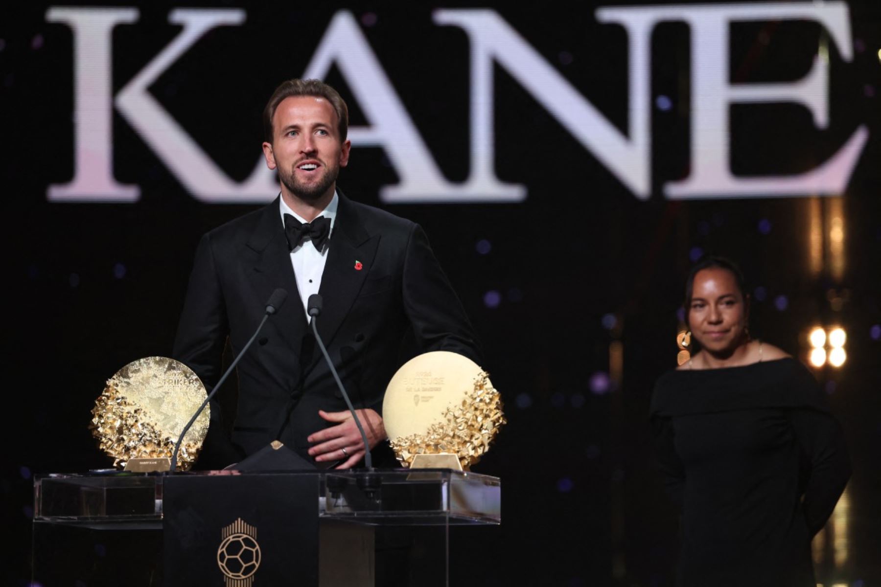 Harry Kane también recibió el Trofeo Gerd Müller, que distingue al máximo goleador de la temporada. El delantero inglés acumuló 73 goles entre el Bayern de Múnich y su selección, además de ocho asistencias, cifras que respaldaron su elección como Balón de Oro 2026. Foto: AFP
