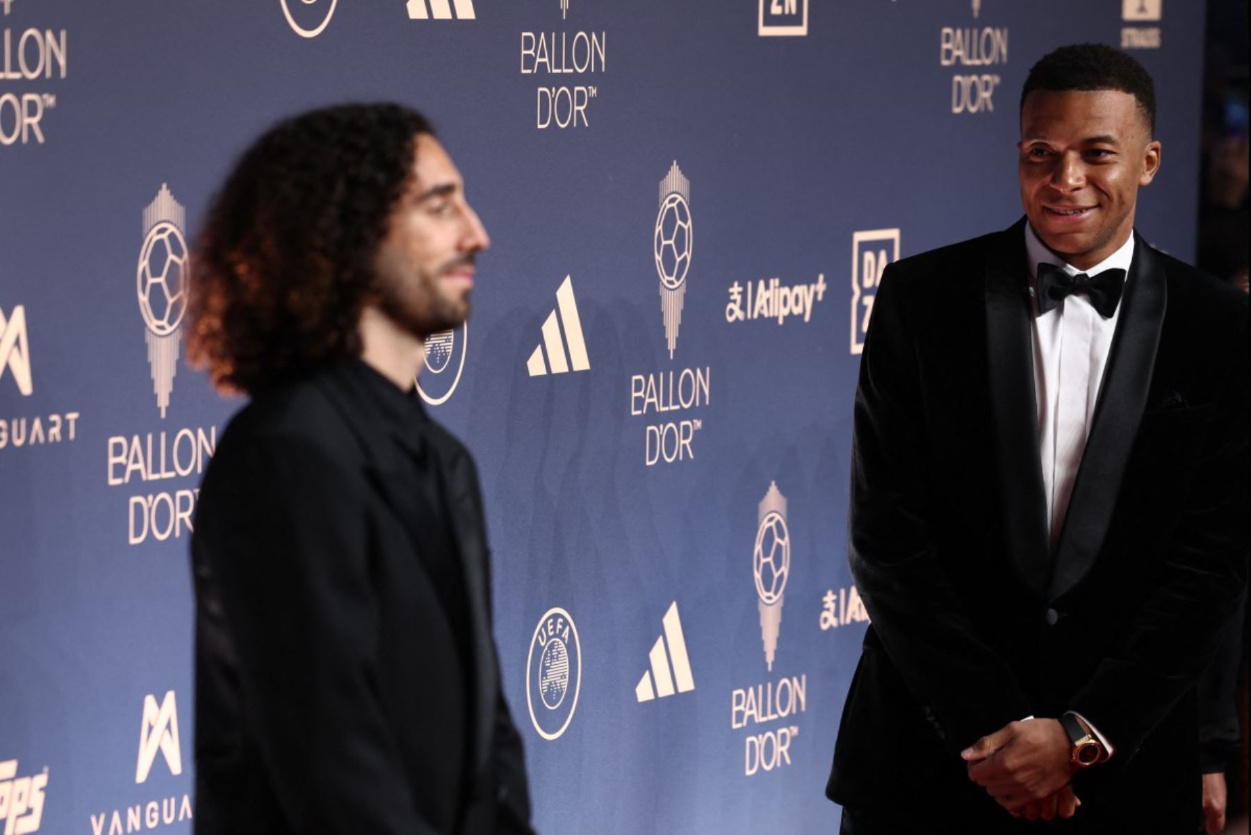 El futbolista español Marc Cucurella y el delantero francés Kylian Mbappé participaron en la gala del Balón de Oro 2026. Mbappé, jugador del Real Madrid, volvió a quedarse sin el galardón pese a registrar 58 goles y 13 asistencias en 60 partidos durante la temporada 2025-2026. Foto: AFP