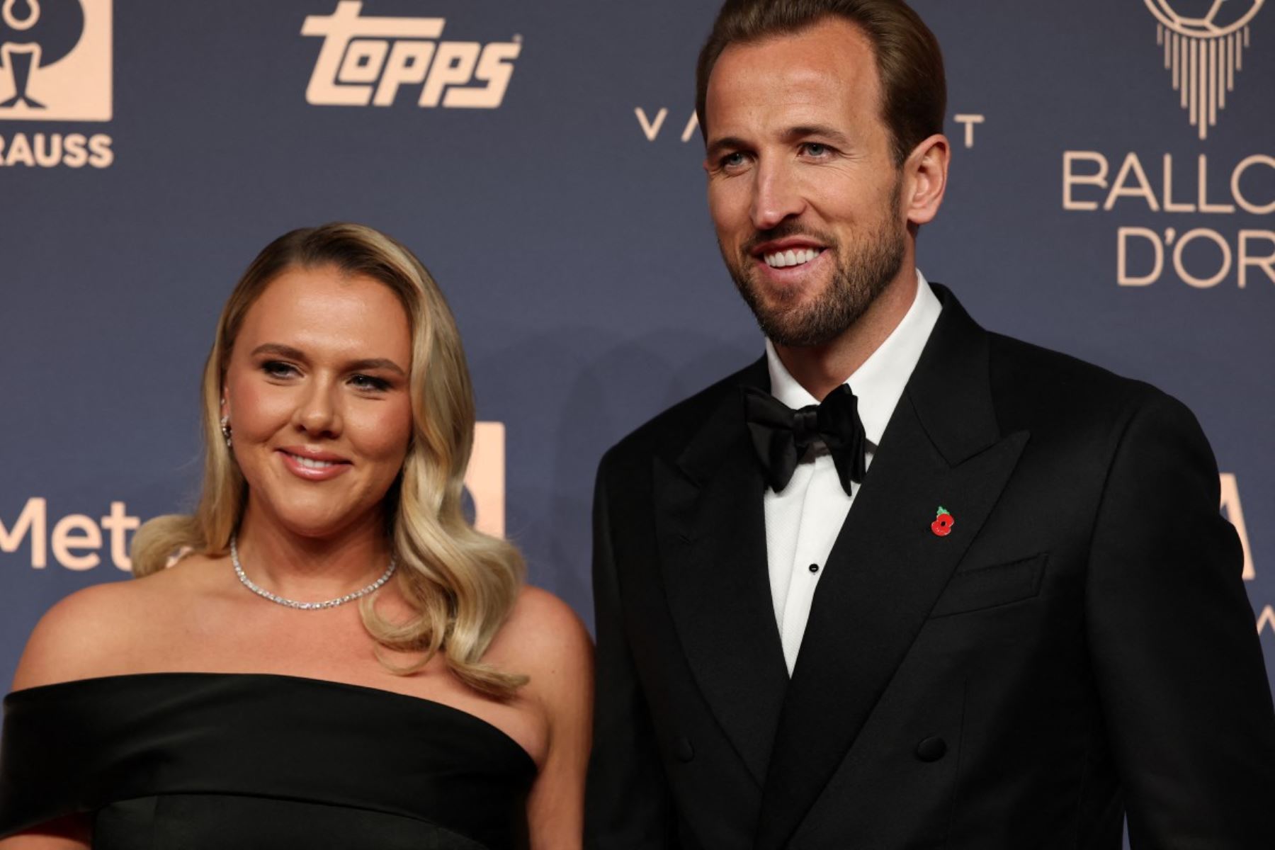 Harry Kane posa junto a su esposa, Katie Goodland, durante la gala del Balón de Oro 2026 en Londres. El futbolista del Bayern de Múnich asistió a la ceremonia en la que fue reconocido como el mejor jugador de la temporada 2025-2026. Foto: AFP