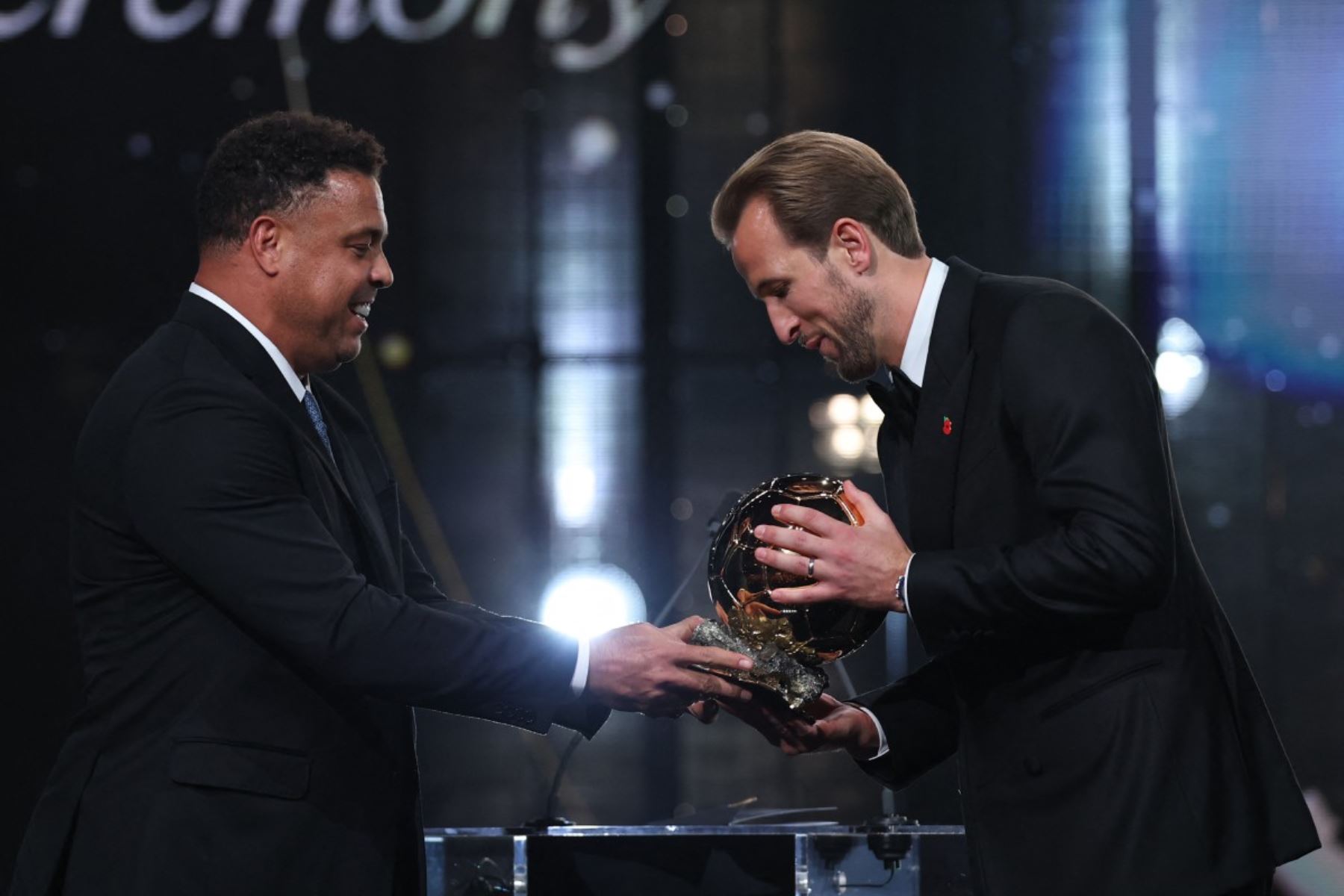 El delantero inglés Harry Kane recibe el Balón de Oro 2026 durante la ceremonia celebrada en Londres. El atacante del Bayern de Múnich superó en la votación a Kylian Mbappé y Lamine Yamal, y consiguió por primera vez el máximo reconocimiento individual del fútbol mundial. Foto: AFP