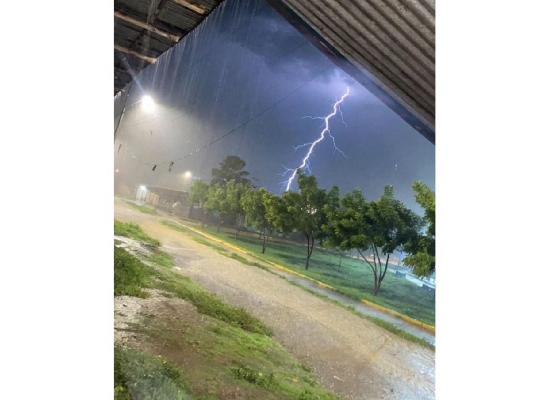 Fenómeno El Niño: lluvias en Tumbes inundan viviendas y calles tras tormenta eléctrica