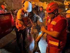ANGracias a la acción conjunta de efectivos de la Policía Nacional y miembros del Ejército del Perú se rescató con vida a las ocho personas que quedaron atrapadas tras la crecida y desborde del río Kimbiri. ANDINA/Difusión