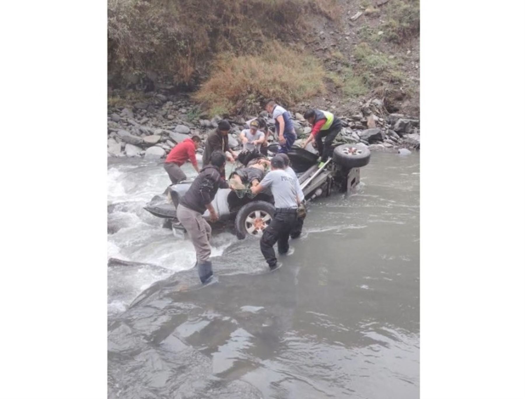 Grave accidente en Puno: caída de una camioneta a río Sandia deja tres personas fallecidas