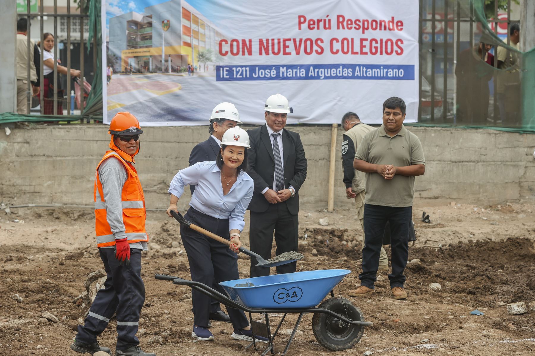 Lima - 27 octubre 2026. La presidenta de la república, Keiko Fujimori, participa en la ceremonia de colocación de la primera piedra para la construcción de la Institución Educativa N.° 1211 José María Arguedas Altamirano, en Santa Anita. La obra, que demandará una inversión cercana a los S/ 20 millones, beneficiará a más de 800 estudiantes de primaria y secundaria, tras 14 años de espera. 
Foto: ANDINA/Andrés Valle