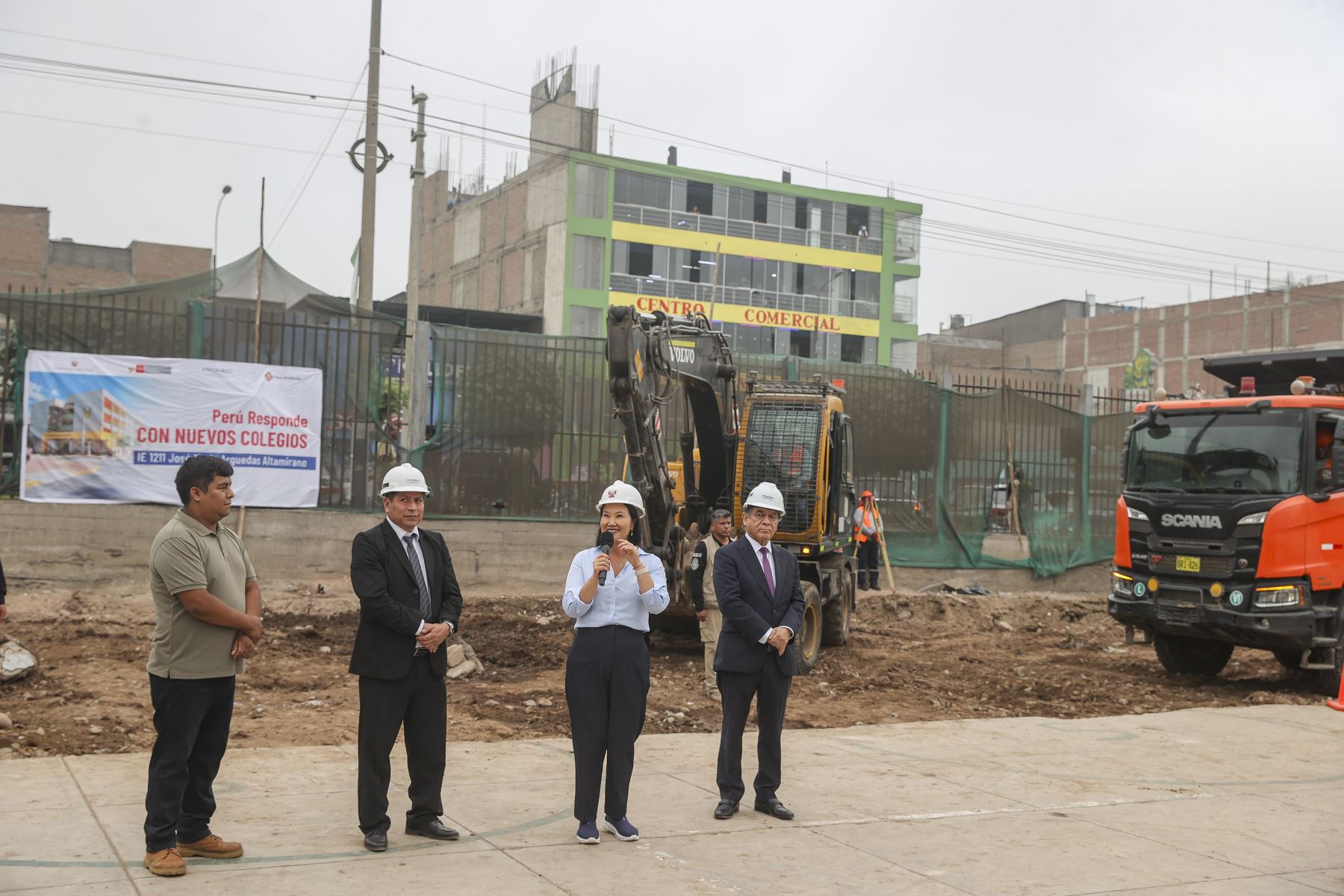 Lima - 27 octubre 2026. La presidenta de la república, Keiko Fujimori, participa en la ceremonia de colocación de la primera piedra para la construcción de la Institución Educativa N.° 1211 José María Arguedas Altamirano, en Santa Anita. La obra, que demandará una inversión cercana a los S/ 20 millones, beneficiará a más de 800 estudiantes de primaria y secundaria, tras 14 años de espera. 
Foto: ANDINA/Andrés Valle