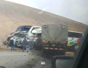 El triple choque ocurrido esta mañana en la Panamericana Sur, en Arequipa, fue protagonizado por un tráiler, un bus interprovincial y una camioneta que sufrió la peor parte. ANDINA/Difusión