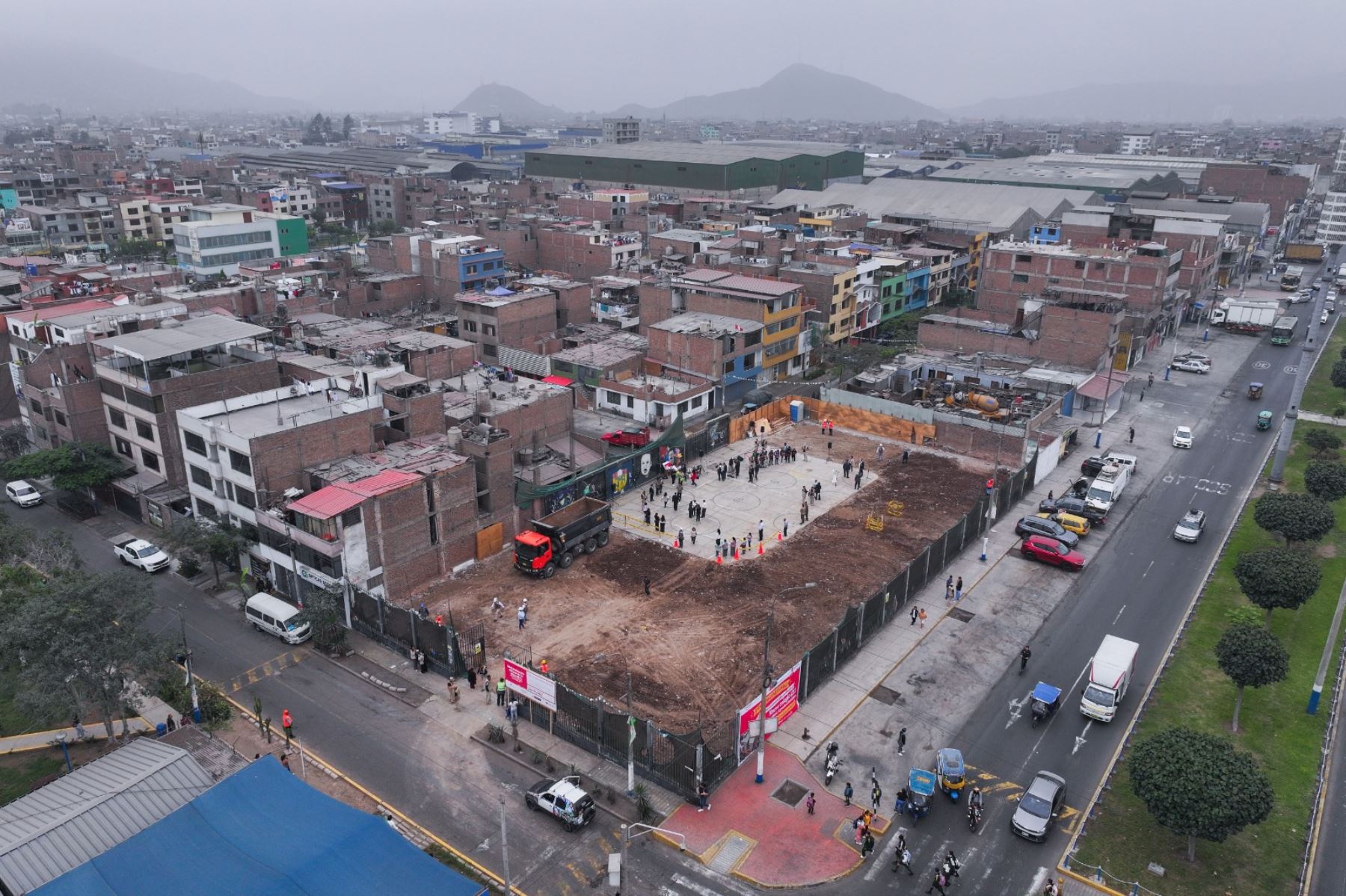 Presidenta Keiko Fujimori coloca primera piedra de nuevo colegio José María Arguedas en Santa Anita. Foto: ANDINA/Prensa Presidencia