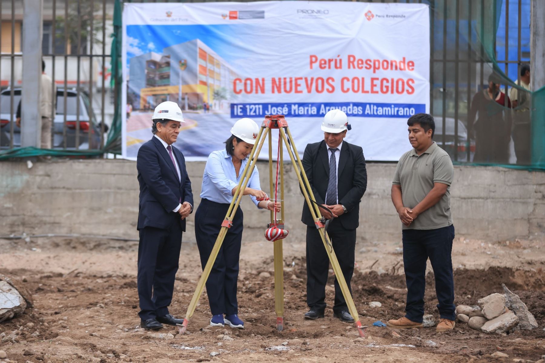 Presidenta Keiko Fujimori coloca primera piedra de nuevo colegio José María Arguedas en Santa Anita. Foto: ANDINA/Prensa Presidencia