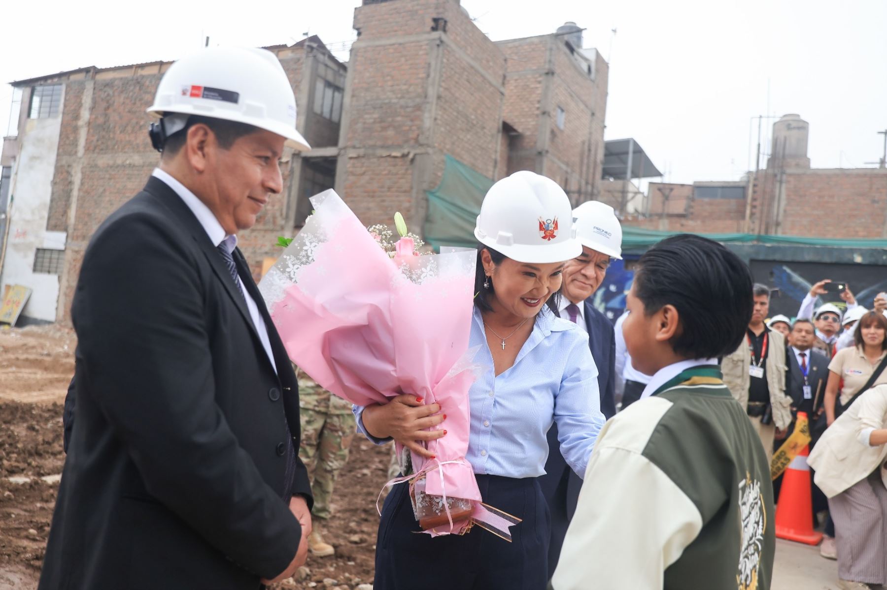 Presidenta Keiko Fujimori coloca primera piedra de nuevo colegio José María Arguedas en Santa Anita. Foto: ANDINA/Prensa Presidencia