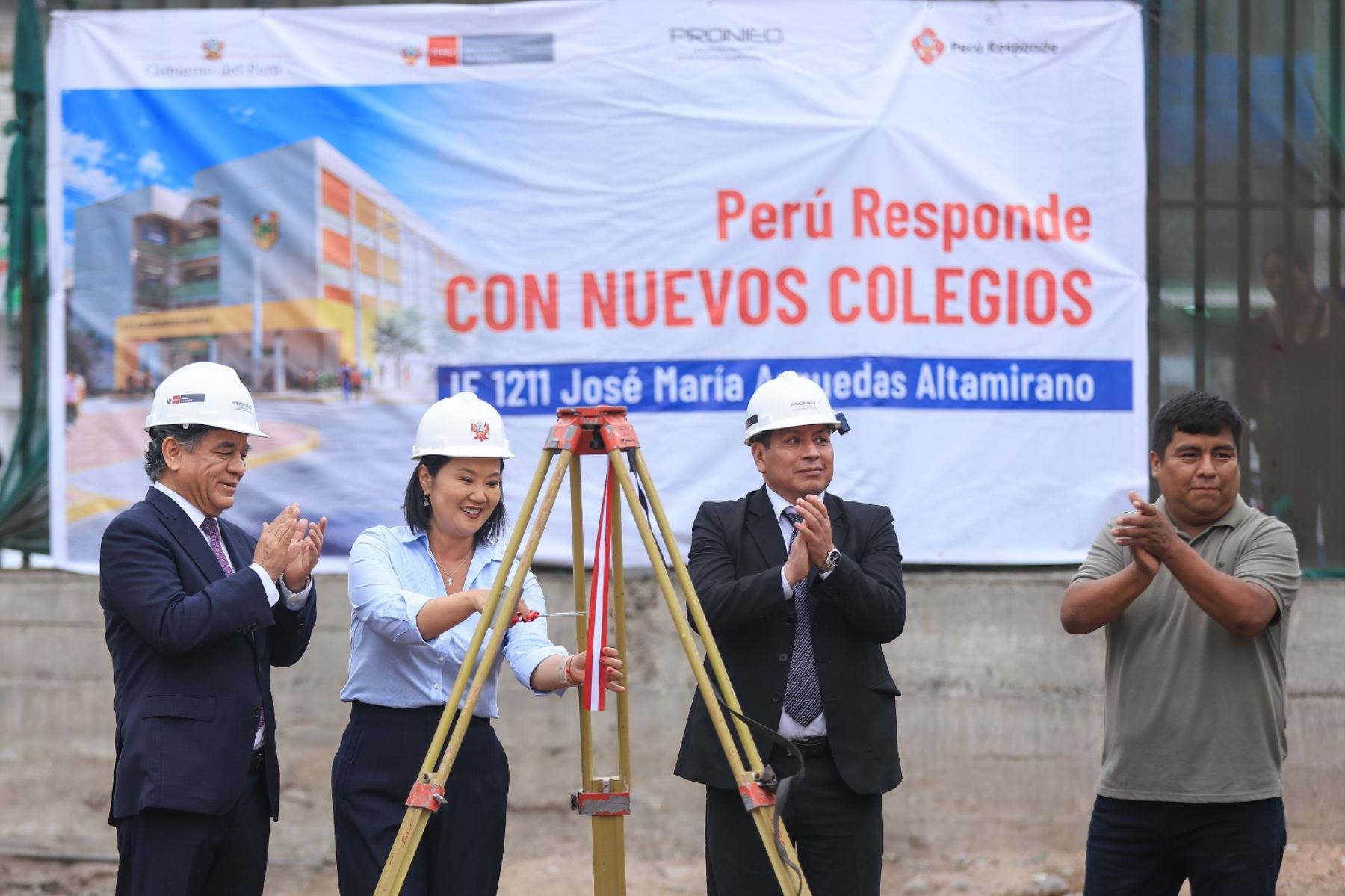 Presidenta Keiko Fujimori coloca primera piedra de nuevo colegio José María Arguedas en Santa Anita. Foto: ANDINA/Prensa Presidencia