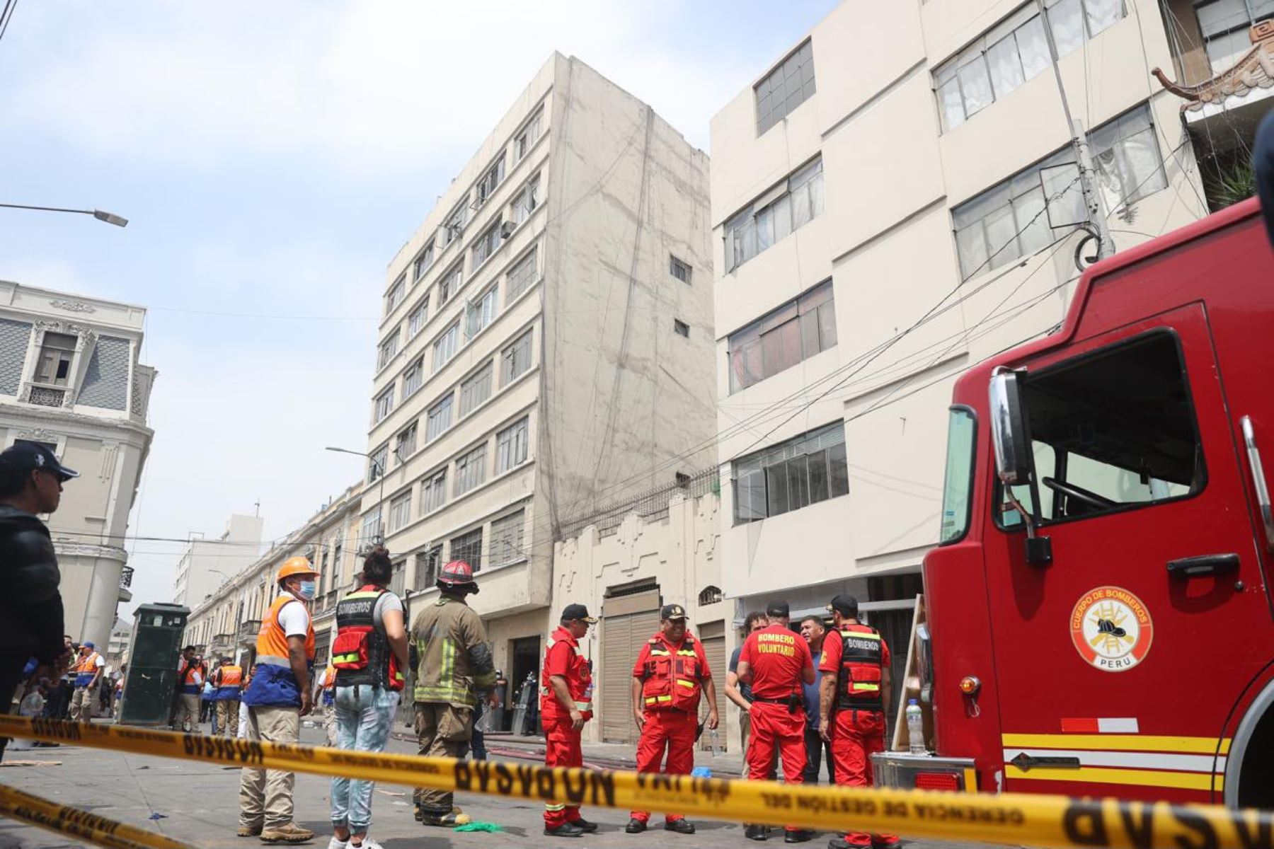 Bomberos confinan incendio en inmueble cerca del Barrio Chino
