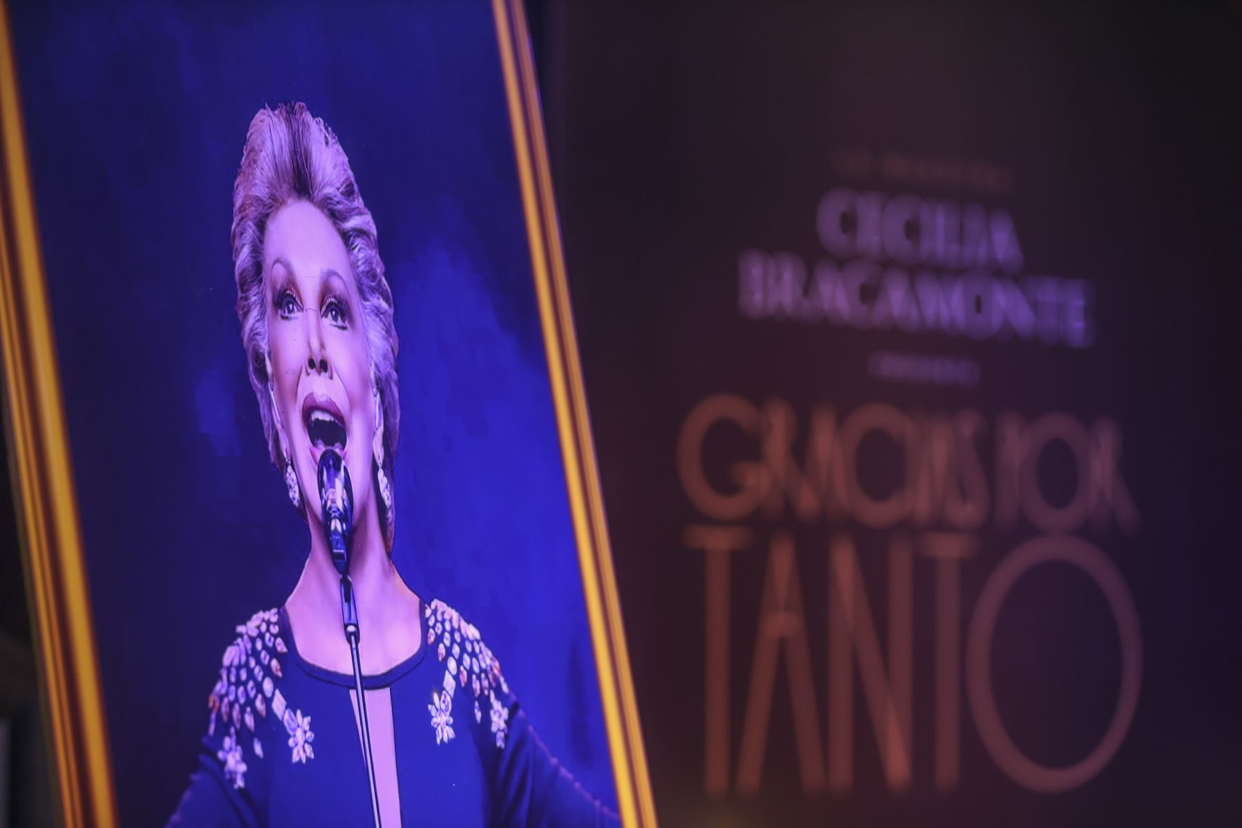 La reconocida cantante peruana Cecilia Bracamonte presenta su libro autobiográfico Gracias por tanto, en el que comparte recuerdos, vivencias y momentos importantes de sus 64 años de trayectoria artística. El lanzamiento, realizado en Miraflores, cuenta con la conducción de la periodista Mónica Delta y forma parte de una etapa especial en la carrera de la intérprete, quien se prepara para despedirse de los grandes escenarios.
 Foto: ANDINA/Andrés Valle