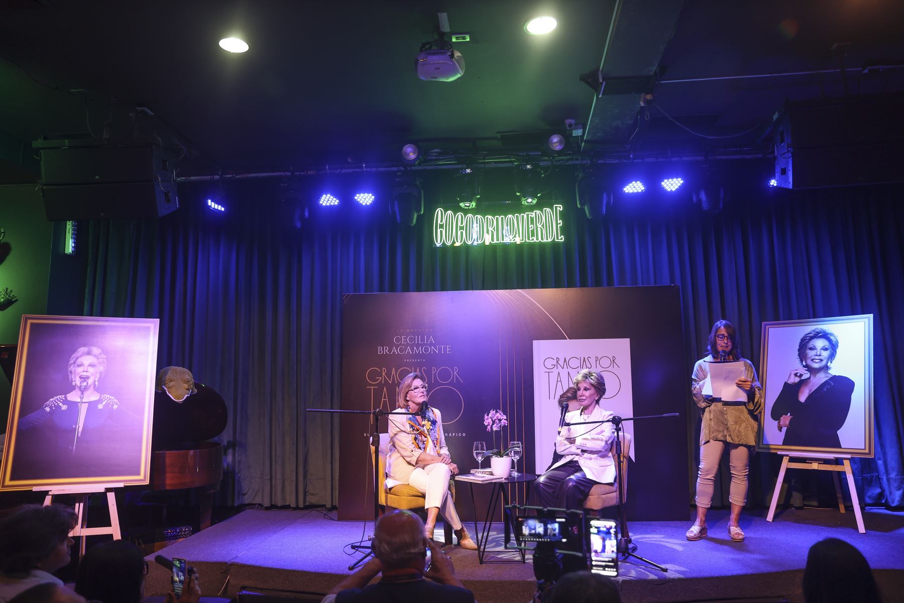 La reconocida cantante peruana Cecilia Bracamonte presenta su libro autobiográfico Gracias por tanto, en el que comparte recuerdos, vivencias y momentos importantes de sus 64 años de trayectoria artística. El lanzamiento, realizado en Miraflores, cuenta con la conducción de la periodista Mónica Delta y forma parte de una etapa especial en la carrera de la intérprete, quien se prepara para despedirse de los grandes escenarios.
 Foto: ANDINA/Andrés Valle