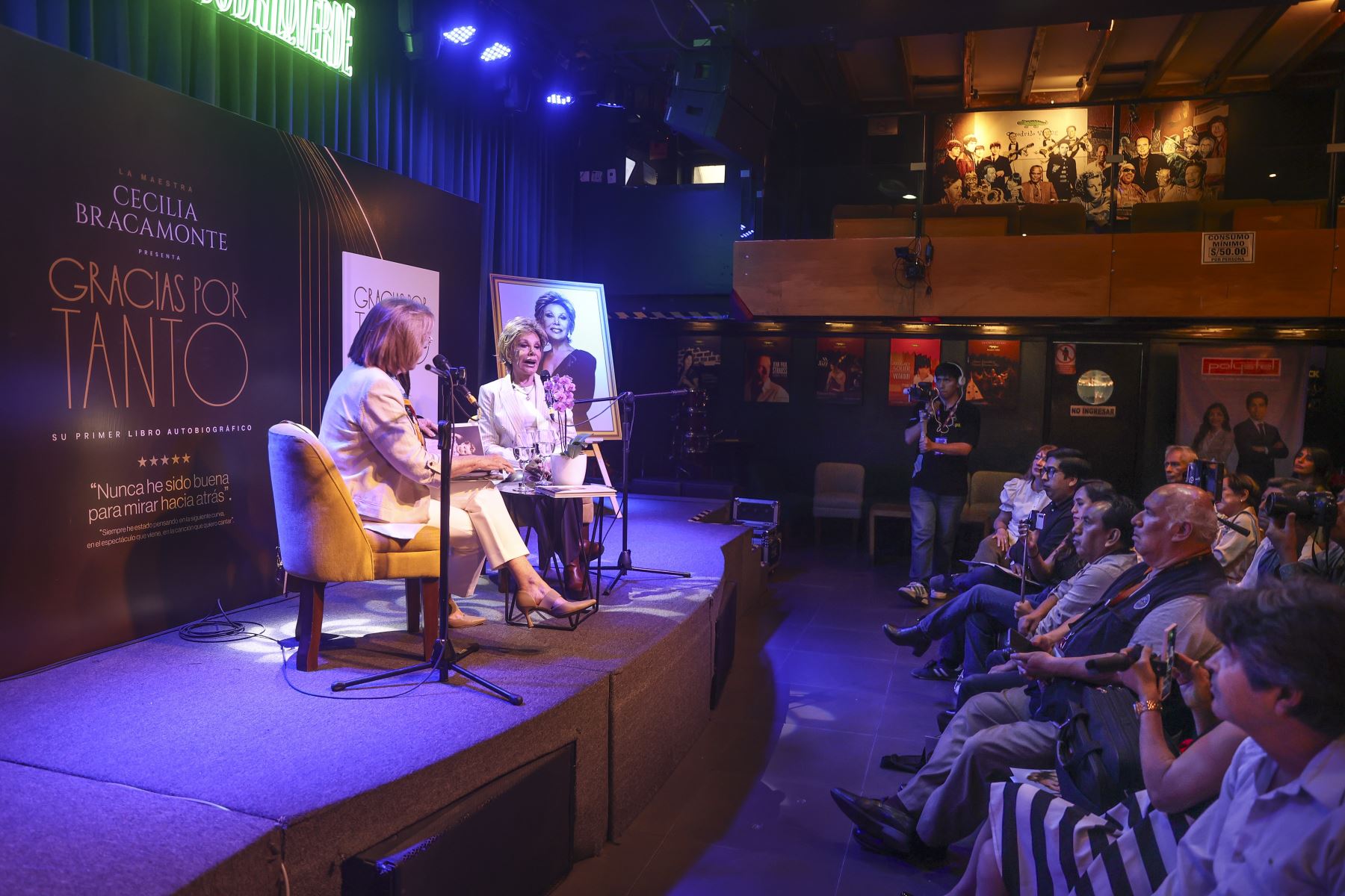 La reconocida cantante peruana Cecilia Bracamonte presenta su libro autobiográfico Gracias por tanto, en el que comparte recuerdos, vivencias y momentos importantes de sus 64 años de trayectoria artística. El lanzamiento, realizado en Miraflores, cuenta con la conducción de la periodista Mónica Delta y forma parte de una etapa especial en la carrera de la intérprete, quien se prepara para despedirse de los grandes escenarios.
 Foto: ANDINA/Andrés Valle