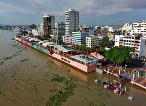 Fuertes lluvias en Guayaquil dejan inundada la ciudad