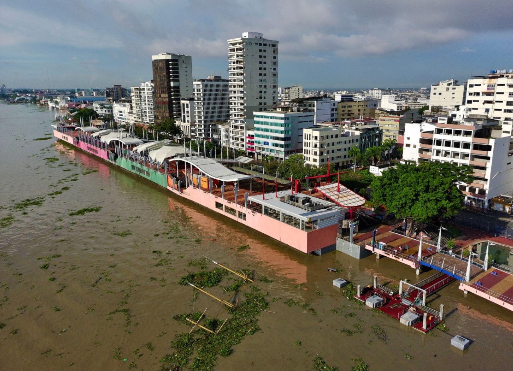Esta vista aérea,  muestra los mástiles de la embarcación turística Morgan, que se hundió a altas horas de la noche del 26 de octubre en el río Guayas, mientras estaba atracada en el muelle del malecón Simón Bolívar (también conocido como Malecón 2000), en Guayaquil, Ecuador. Foto: AFP