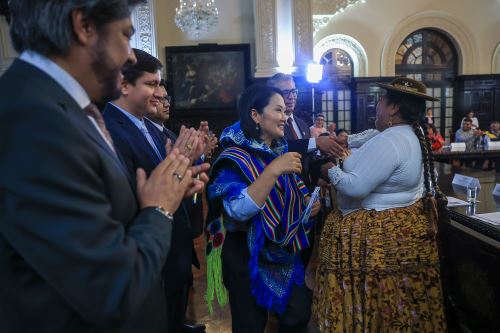 Presidenta Keiko Fujimori se reunió con representantes de organizaciones de Puno para impulsar proyectos de agua y saneamiento en la región