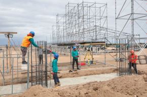 Los trabajos en pampas de Pimentel, Lambayeque, se desarrollan en tres turnos para cumplir con los plazos. Foto: Cortesía Silvia Depaz