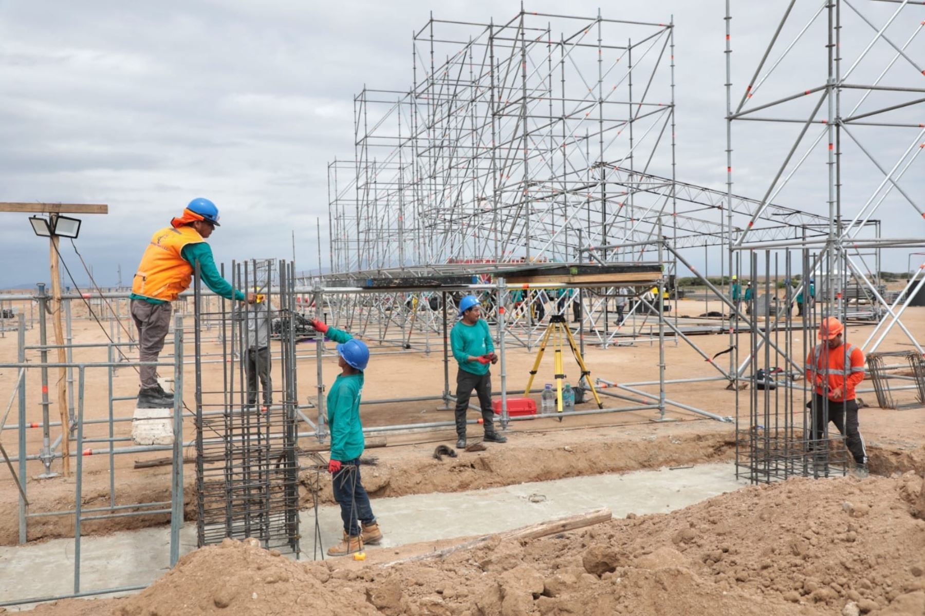 Misa multitudinaria en Pimentel: instalación de altar mayor se hace en tres turnos