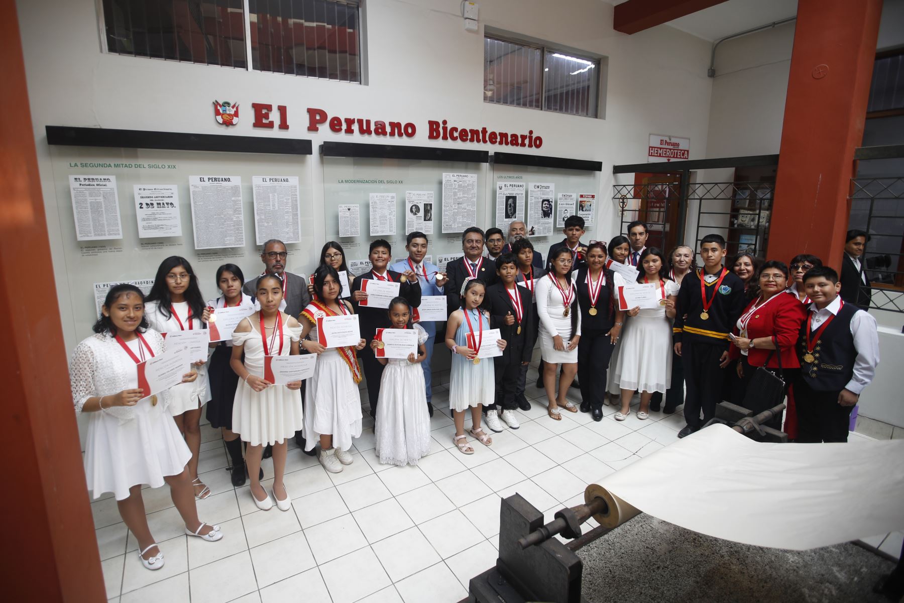 Escolares de distintos colegios de Lima y regiones fueron reconocidos en un concurso de poesía y declamación inspirado en el bicentenario del diario oficial El Peruano y a su importante rol en la preservación de la memoria histórica, así como en la difusión de información legal, noticiosa y de interés público.
Photo: ANDINA/Ricardo Cuba