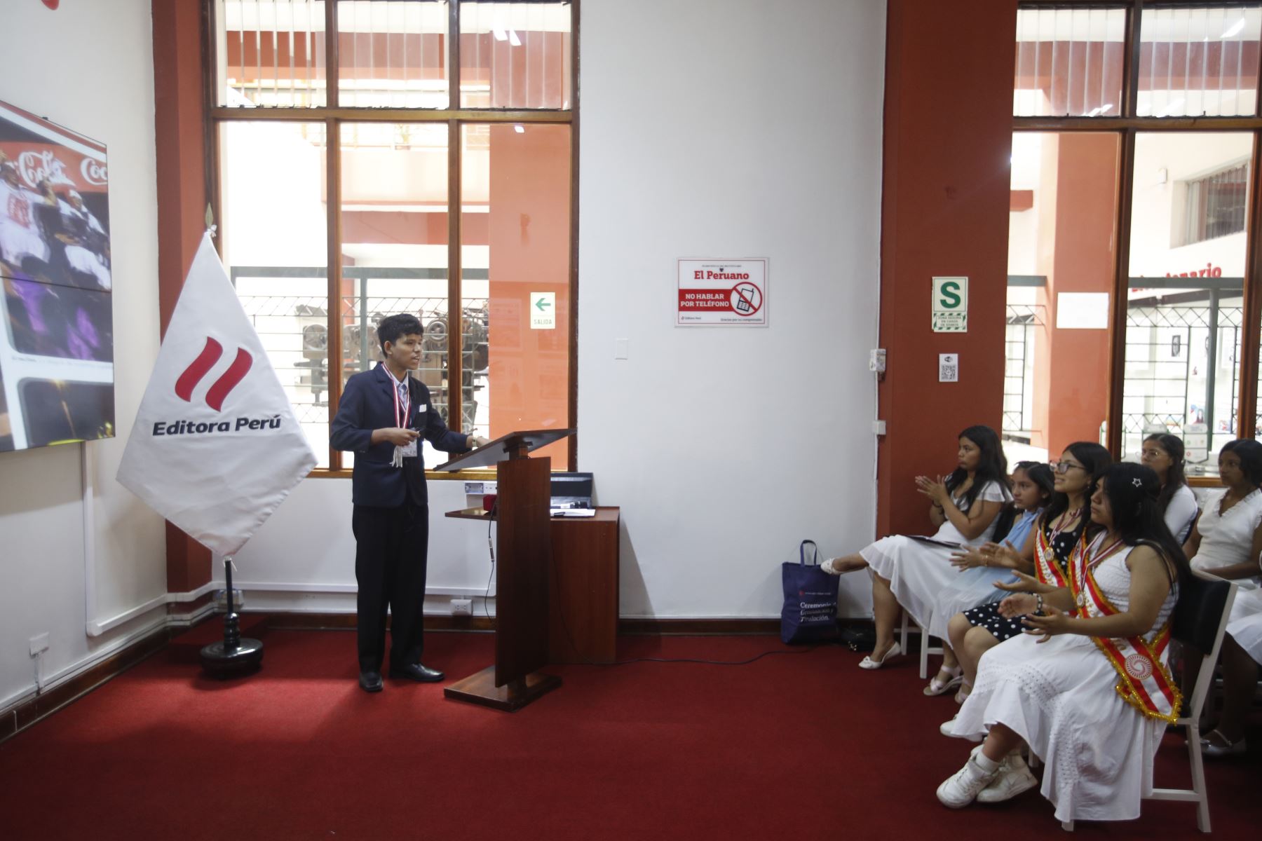 Escolares de distintos colegios de Lima y regiones fueron reconocidos en un concurso de poesía y declamación inspirado en el bicentenario del diario oficial El Peruano y a su importante rol en la preservación de la memoria histórica, así como en la difusión de información legal, noticiosa y de interés público.
Photo: ANDINA/Ricardo Cuba