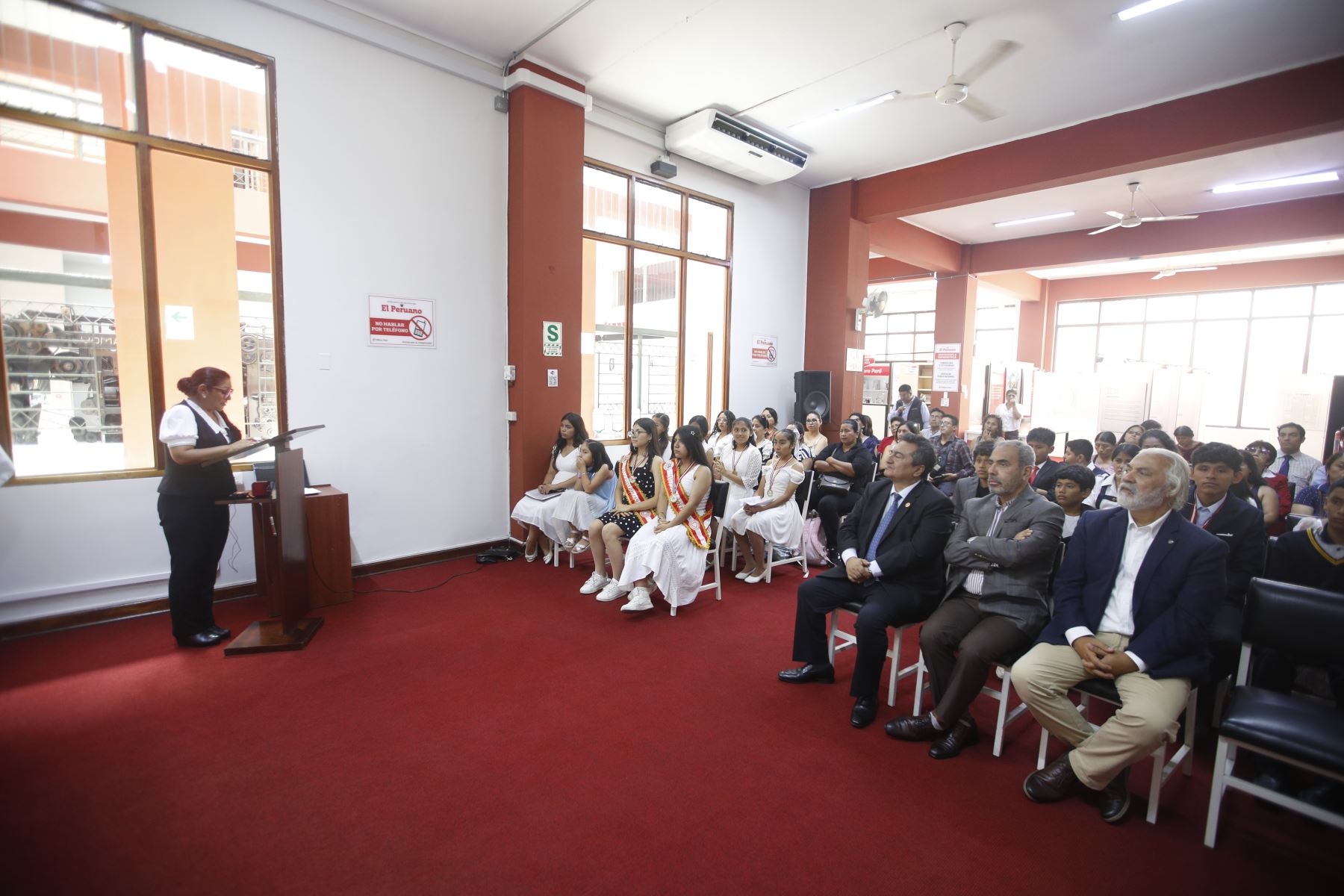Escolares de distintos colegios de Lima y regiones fueron reconocidos en un concurso de poesía y declamación inspirado en el bicentenario del diario oficial El Peruano y a su importante rol en la preservación de la memoria histórica, así como en la difusión de información legal, noticiosa y de interés público.
Photo: ANDINA/Ricardo Cuba