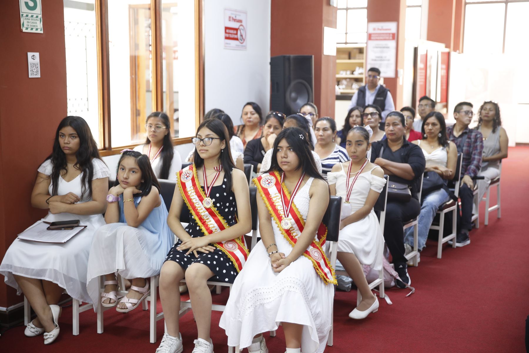 Escolares de distintos colegios de Lima y regiones fueron reconocidos en un concurso de poesía y declamación inspirado en el bicentenario del diario oficial El Peruano y a su importante rol en la preservación de la memoria histórica, así como en la difusión de información legal, noticiosa y de interés público.
Photo: ANDINA/Ricardo Cuba