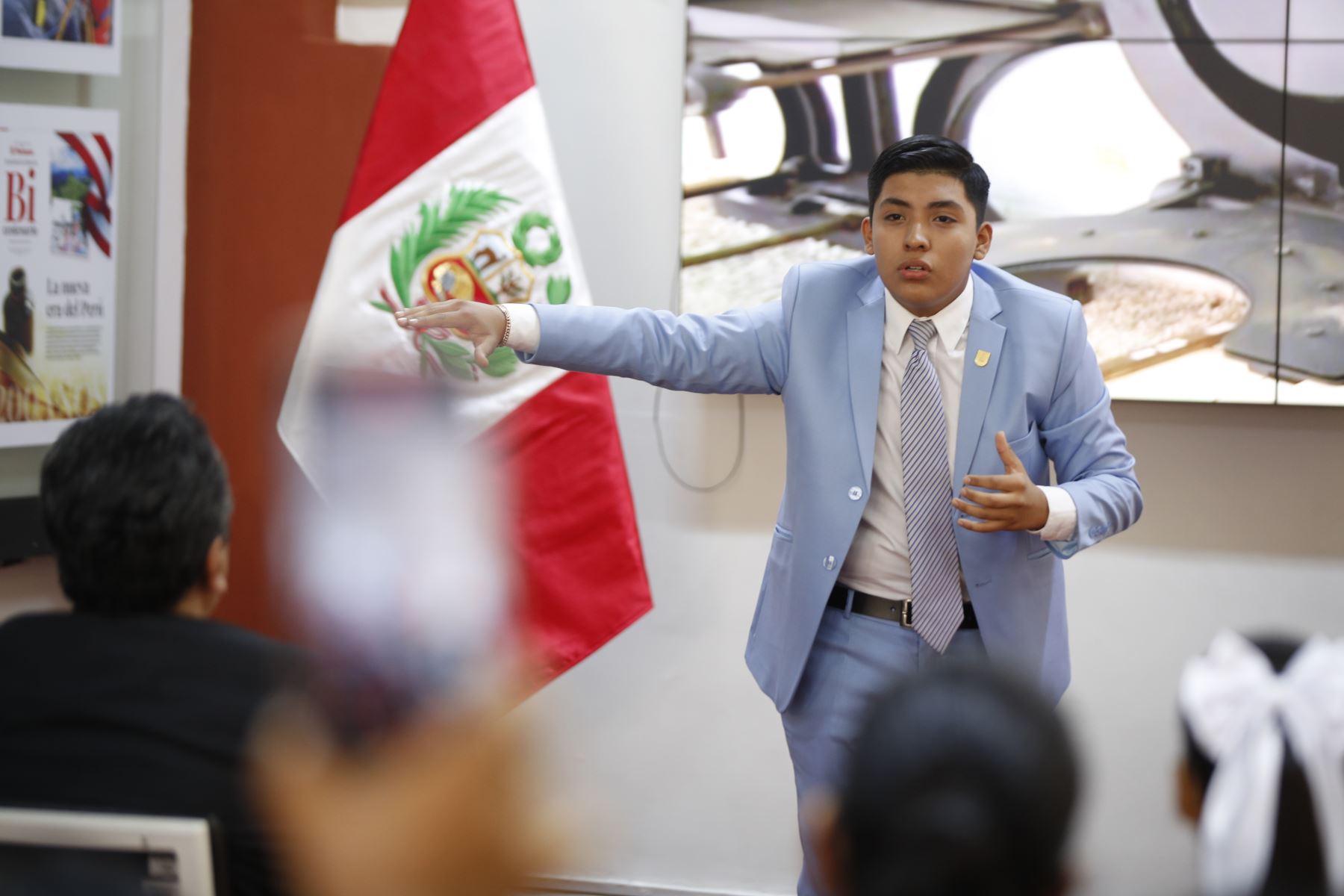 Escolares de distintos colegios de Lima y regiones fueron reconocidos en un concurso de poesía y declamación inspirado en el bicentenario del diario oficial El Peruano y a su importante rol en la preservación de la memoria histórica, así como en la difusión de información legal, noticiosa y de interés público.
Photo: ANDINA/Ricardo Cuba