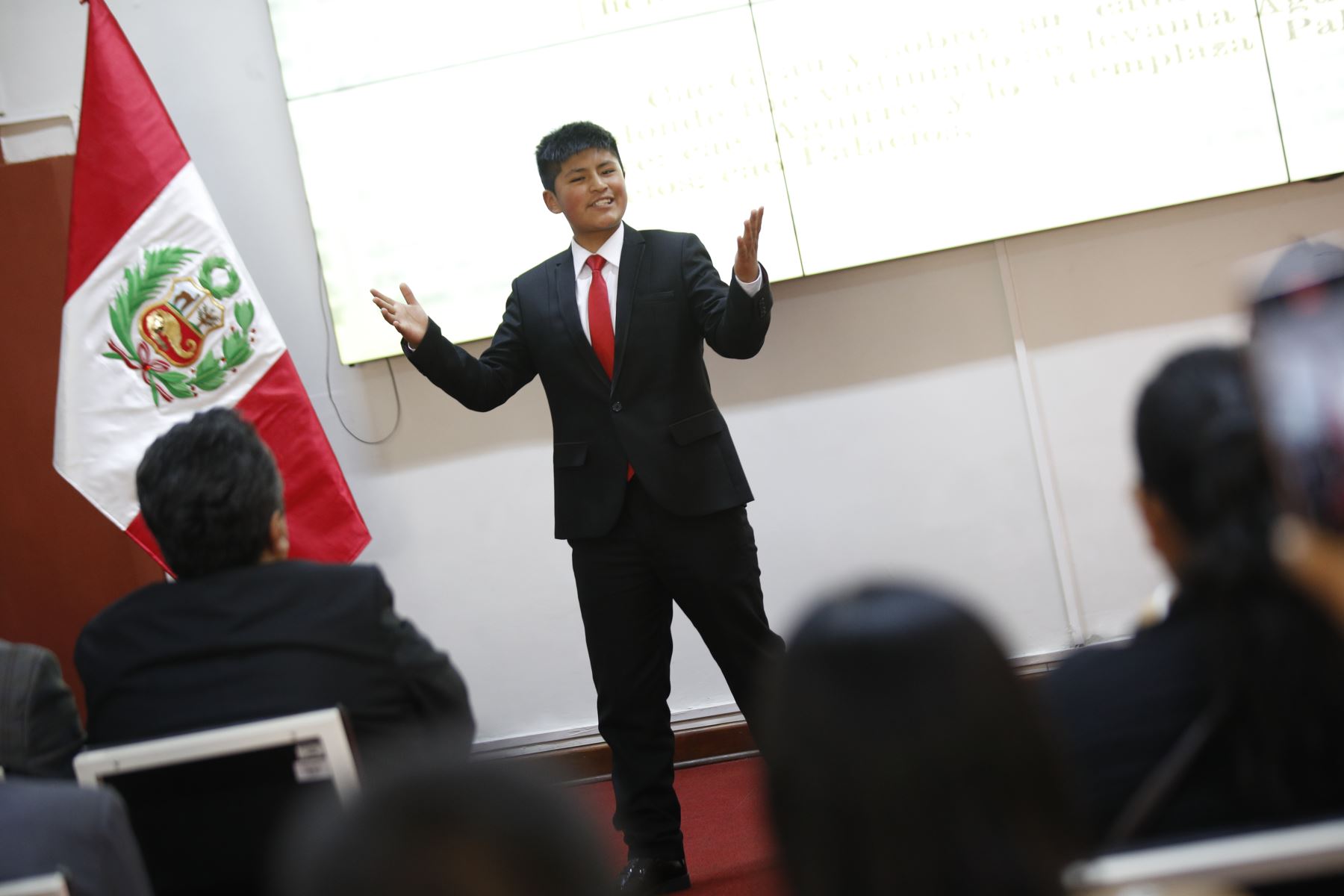 Escolares de distintos colegios de Lima y regiones fueron reconocidos en un concurso de poesía y declamación inspirado en el bicentenario del diario oficial El Peruano y a su importante rol en la preservación de la memoria histórica, así como en la difusión de información legal, noticiosa y de interés público.
Photo: ANDINA/Ricardo Cuba