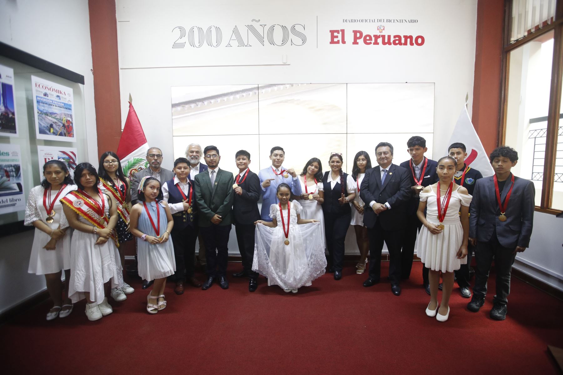Escolares rinden homenaje al bicentenario de diario El Peruano con poemas y declamaciones