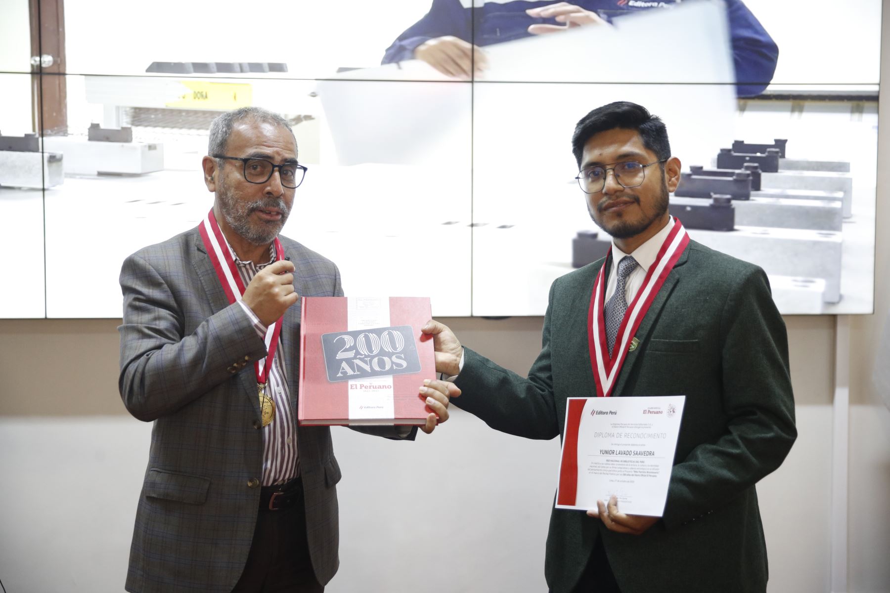 Escolares de distintos colegios de Lima y regiones fueron reconocidos en un concurso de poesía y declamación inspirado en el bicentenario del diario oficial El Peruano y a su importante rol en la preservación de la memoria histórica, así como en la difusión de información legal, noticiosa y de interés público.
Photo: ANDINA/Ricardo Cuba