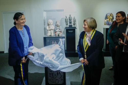 Develado de escultura de autoridades de la civilización Caral y conferencia de Ruth Shady