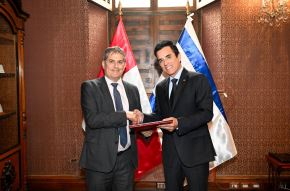 Foreign Minister Carlos Espá delivered to the Israeli Ambassador, Gali Dagan, a copy of a formal communication sent by the Peruvian government to the presidency of the International Holocaust Remembrance Alliance (IHRA). ANDINA/Distribution. 