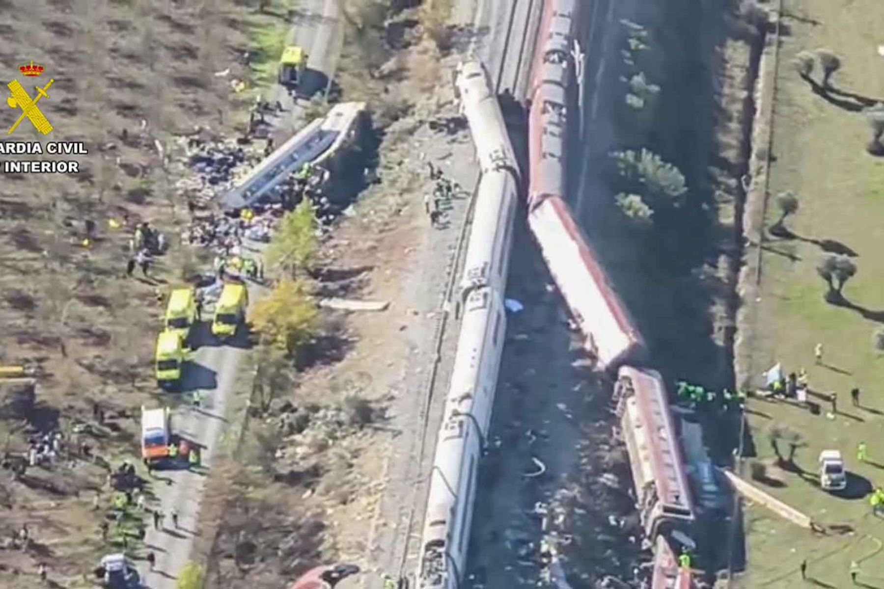 Al menos 30 personas fallecieron este miércoles 28 de octubre tras la colisión entre un tren de alta velocidad de Renfe y otro de Iryo, cerca de la estación de Urda, en la provincia española de Toledo. Varios vagones cayeron por un barranco, mientras los equipos de emergencia trabajan en la recuperación de las víctimas. Hasta el momento, se desconoce el número de heridos. Foto: ANDINA/EFE.