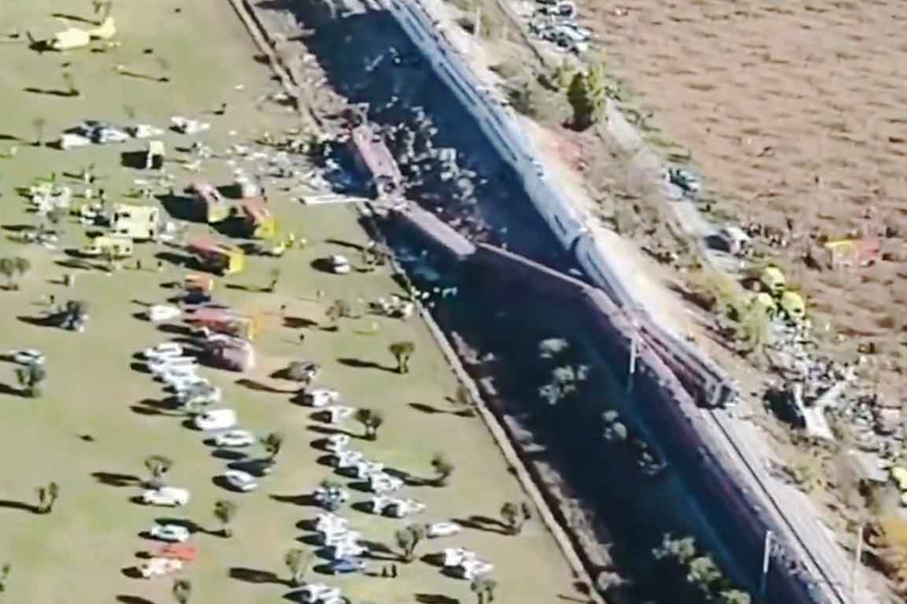 Varios vagones cayeron por un barranco tras el choque ferroviario ocurrido cerca de la estación de Urda, en Toledo. Los bomberos realizan labores para recuperar los cuerpos de las víctimas del accidente. Foto: ANDINA/AFP.