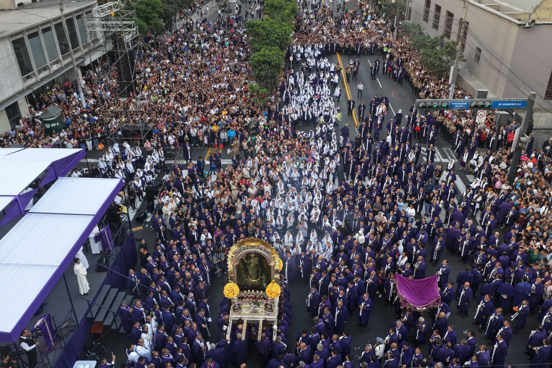 Vista aérea de la multitud que acompaña al Señor de los Milagros durante su desplazamiento por las calles de Lima. La jornada procesional tiene previsto concluir en la madrugada del jueves 29 de octubre, con el retorno de la imagen a la iglesia de Las Nazarenas. Foto: ANDINA/Daniel Bracamonte.