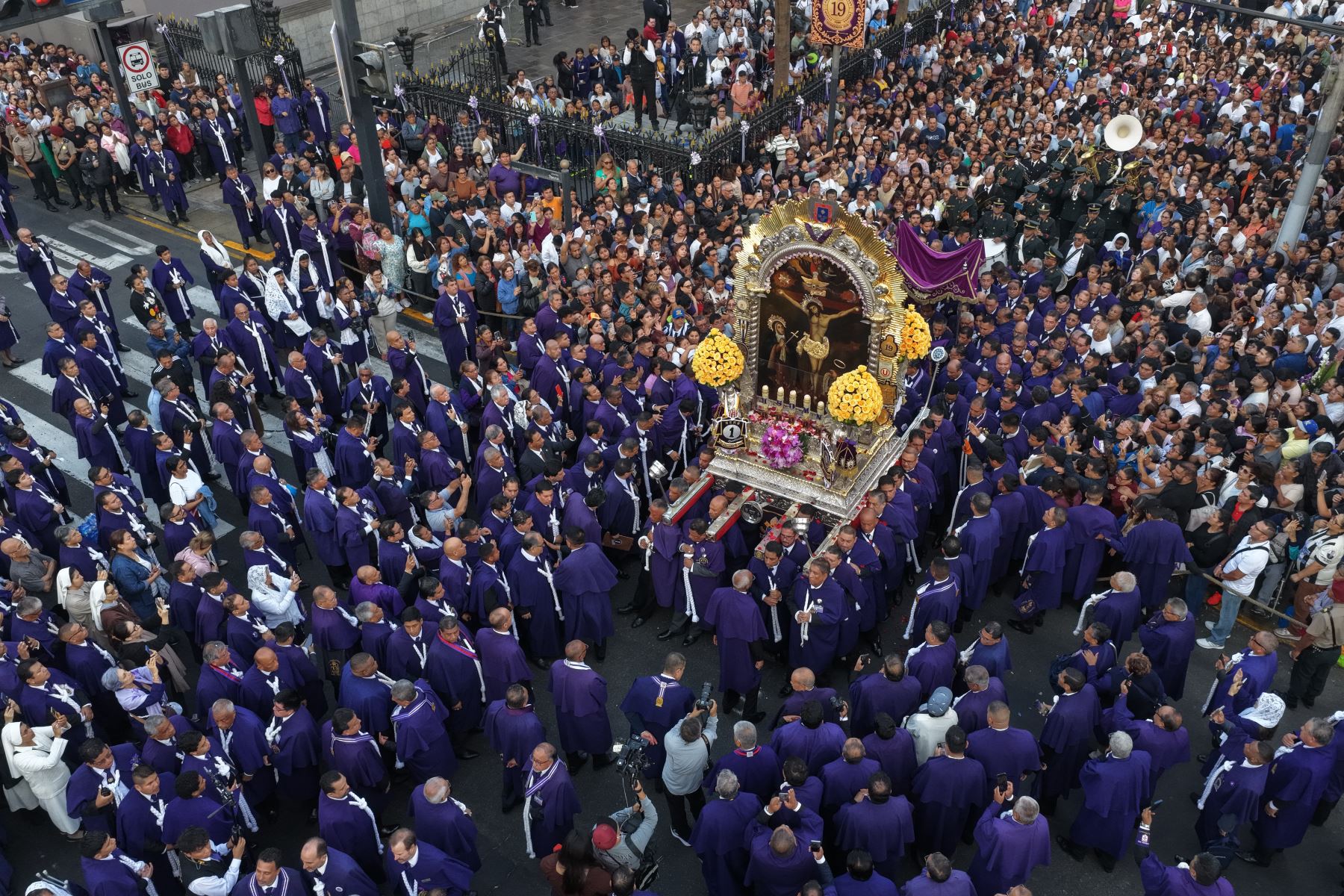 Vista aérea de los integrantes de la Hermandad del Señor de los Milagros que acompañan las andas del Cristo Moreno entre una multitud de fieles. La procesión tiene previsto continuar por las avenidas Venezuela, Bolivia y Garcilaso de la Vega durante su recorrido por Lima. Foto: ANDINA/Daniel Bracamonte.