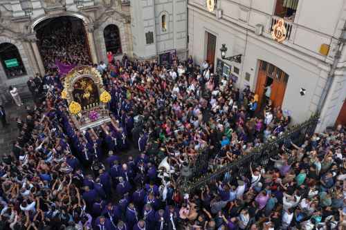 Señor de los Milagros: Miles de fieles acompañan al Cristo Moreno en su cuarto recorrido procesional