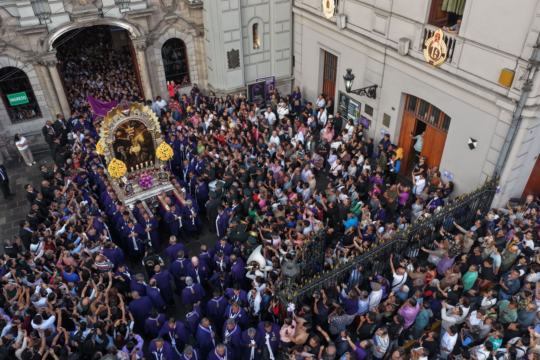 La imagen del Señor de los Milagros realiza este miércoles 28 de octubre su cuarto recorrido procesional por las calles de Lima. El Cristo Moreno parte de la iglesia de Las Nazarenas y recorrerá importantes vías de la capital, como las avenidas Tacna, Alfonso Ugarte y Venezuela, hasta llegar al distrito de Breña, antes de retornar a su templo. La jornada congrega a los fieles que acompañan la tradicional procesión de octubre. . Foto: ANDINA/Daniel Bracamonte