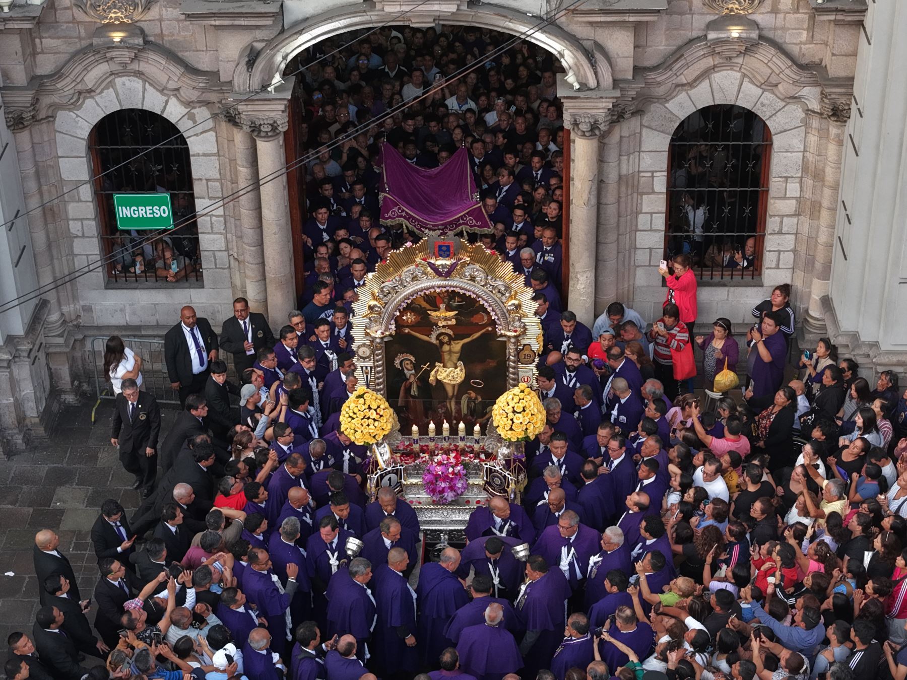Una multitud de fieles se congrega alrededor de la imagen del Señor de los Milagros durante su cuarto recorrido procesional. La celebración religiosa forma parte de las tradicionales actividades de octubre en honor al Cristo de Pachacamilla. Foto: ANDINA/Daniel Bracamonte.