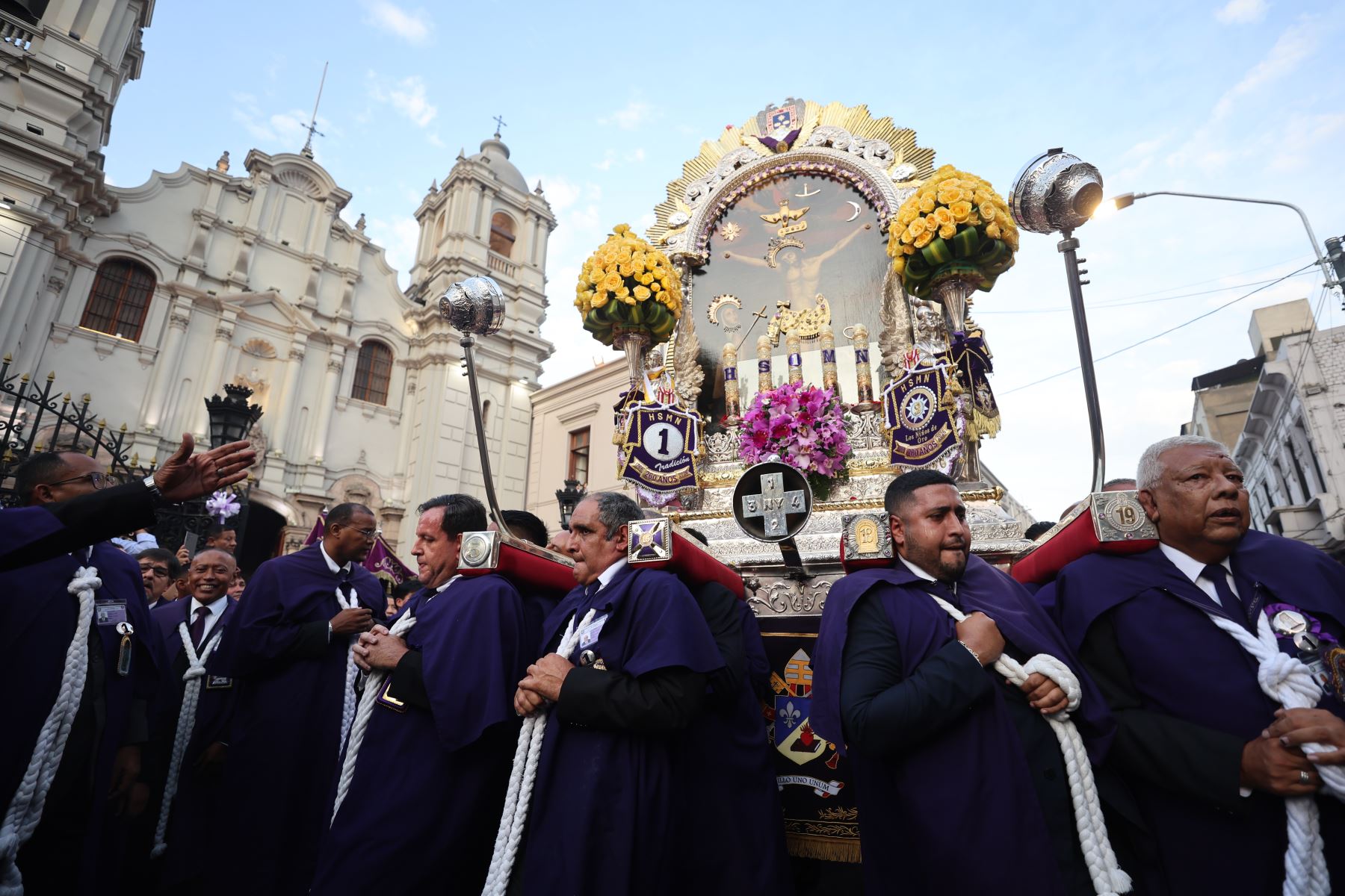Integrantes de la Hermandad del Señor de los Milagros llevan en hombros las andas del Cristo Moreno durante su recorrido por la capital. La procesión contempla el paso por las avenidas Tacna, Nicolás de Piérola y Alfonso Ugarte, como parte de su itinerario. Foto: ANDINA/Carlos Lezama.