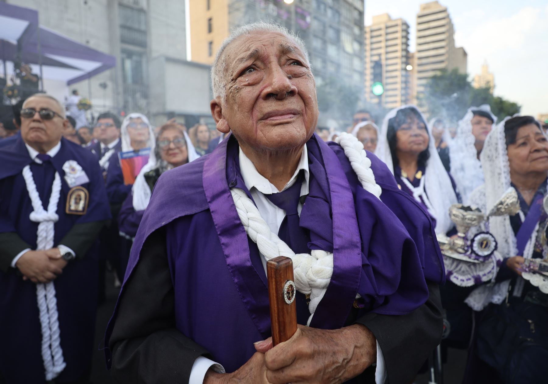Un devoto vestido de morado participa en el cuarto recorrido procesional del Señor de los Milagros, que se desarrolla este miércoles 28 de octubre por las calles de Lima. La jornada religiosa congrega a numerosos fieles que acompañan al Cristo Moreno desde la iglesia de Las Nazarenas. Foto: ANDINA/Carlos Lezama.