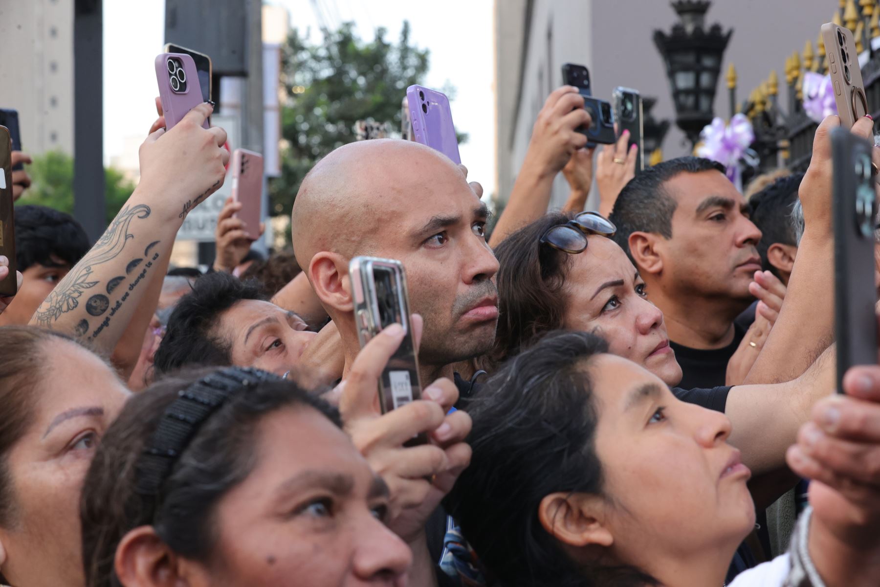 Numerosos asistentes levantan sus teléfonos celulares para captar imágenes del Señor de los Milagros durante su cuarto recorrido procesional. La Municipalidad de Lima dispuso cierres vehiculares progresivos en las vías por donde se desplazan las andas. Foto: ANDINA/Carlos Lezama.