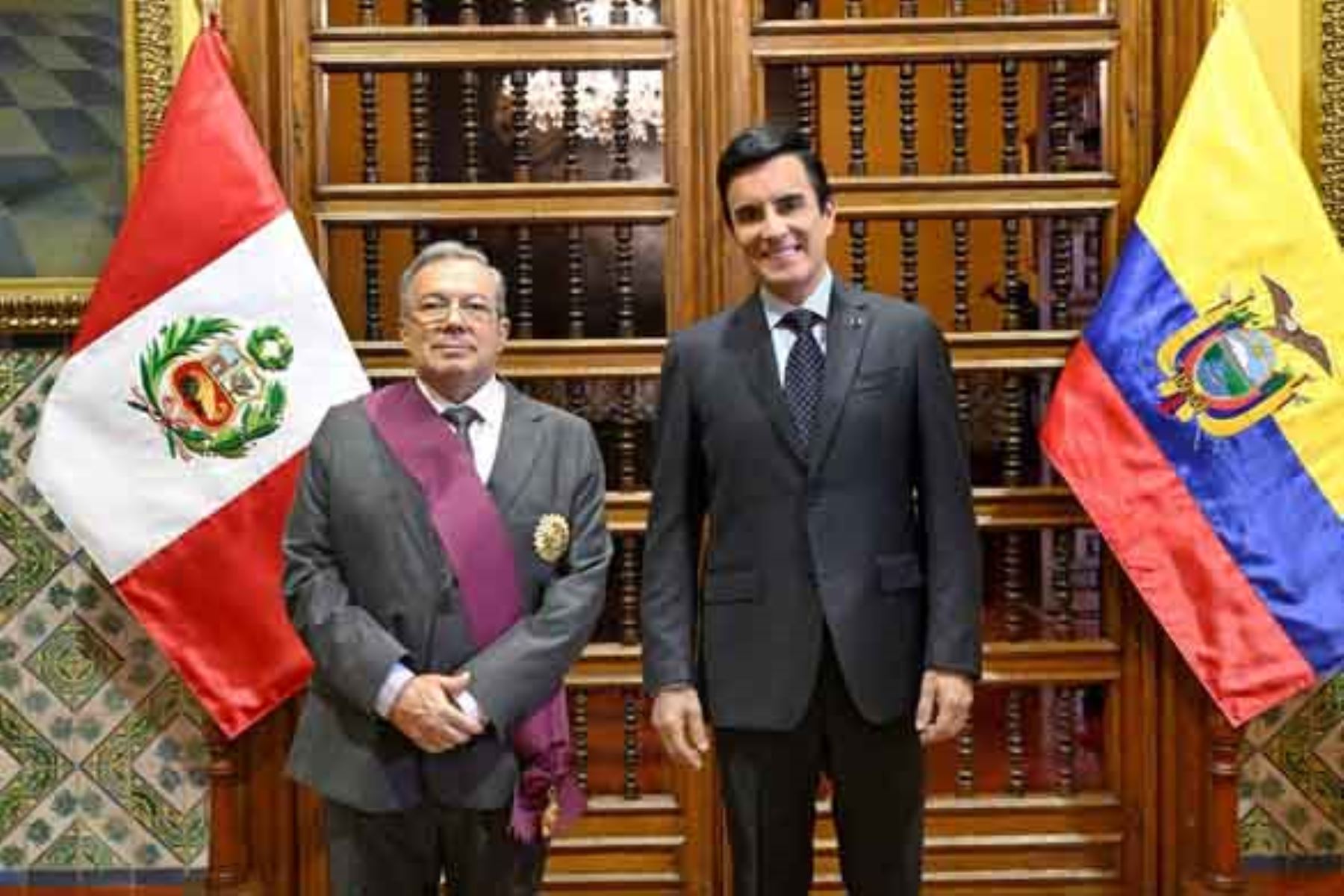 Canciller condecoró a embajador de Ecuador con la Orden El Sol del Perú