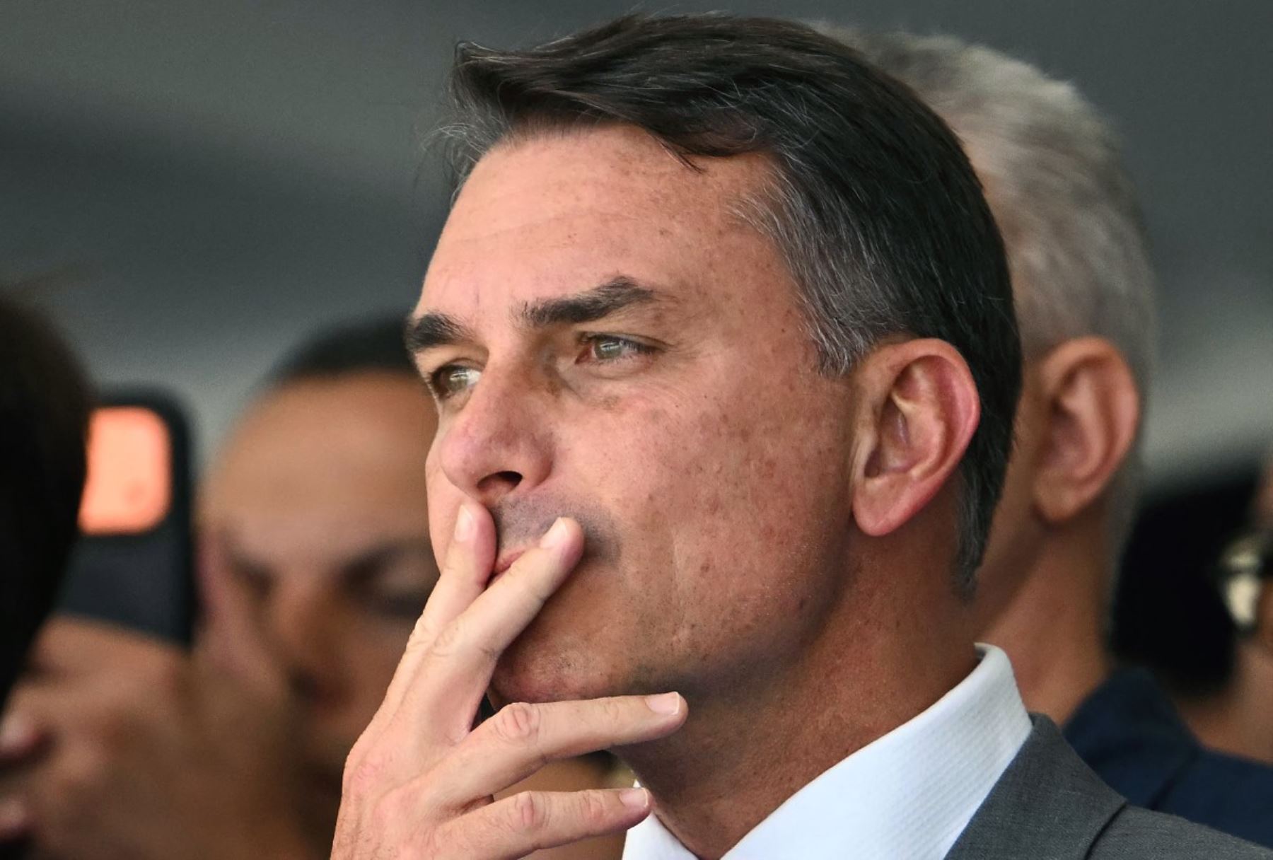Flávio Bolsonaro hace breve parada en Ecuador tras abandonar Brasil