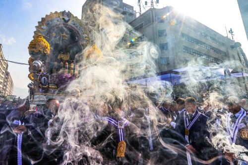 Señor de los Milagros recorre las calles de Lima impartiendo su bendición a miles de fieles